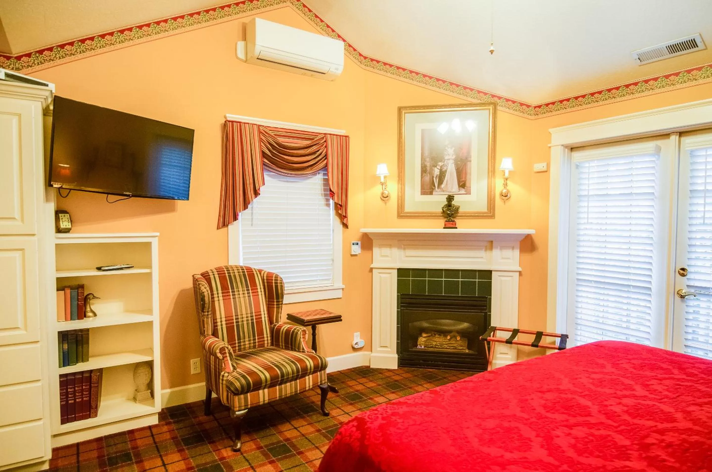 Bed in The Campbell House Inn