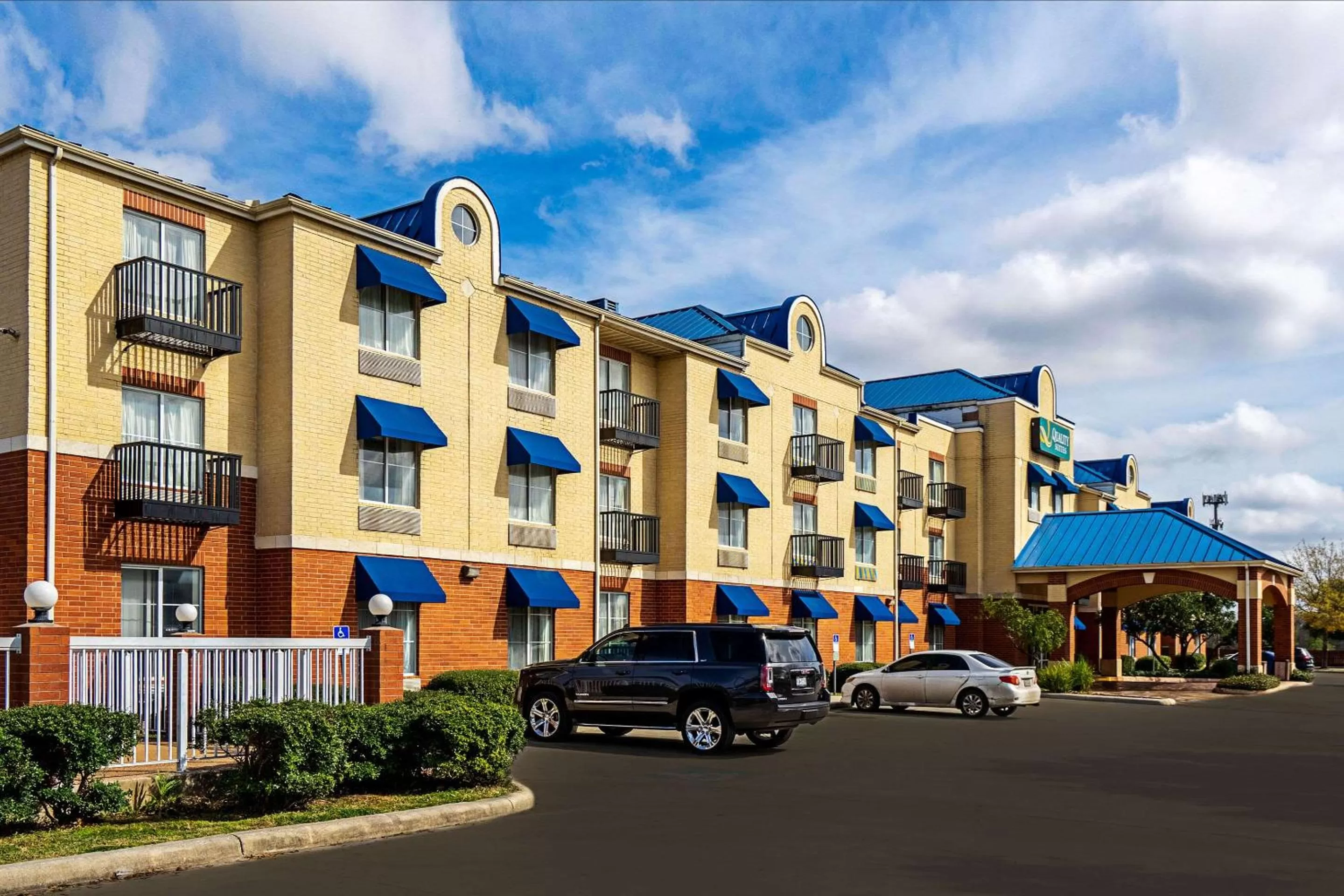 Property building in Quality Suites San Antonio Northeast