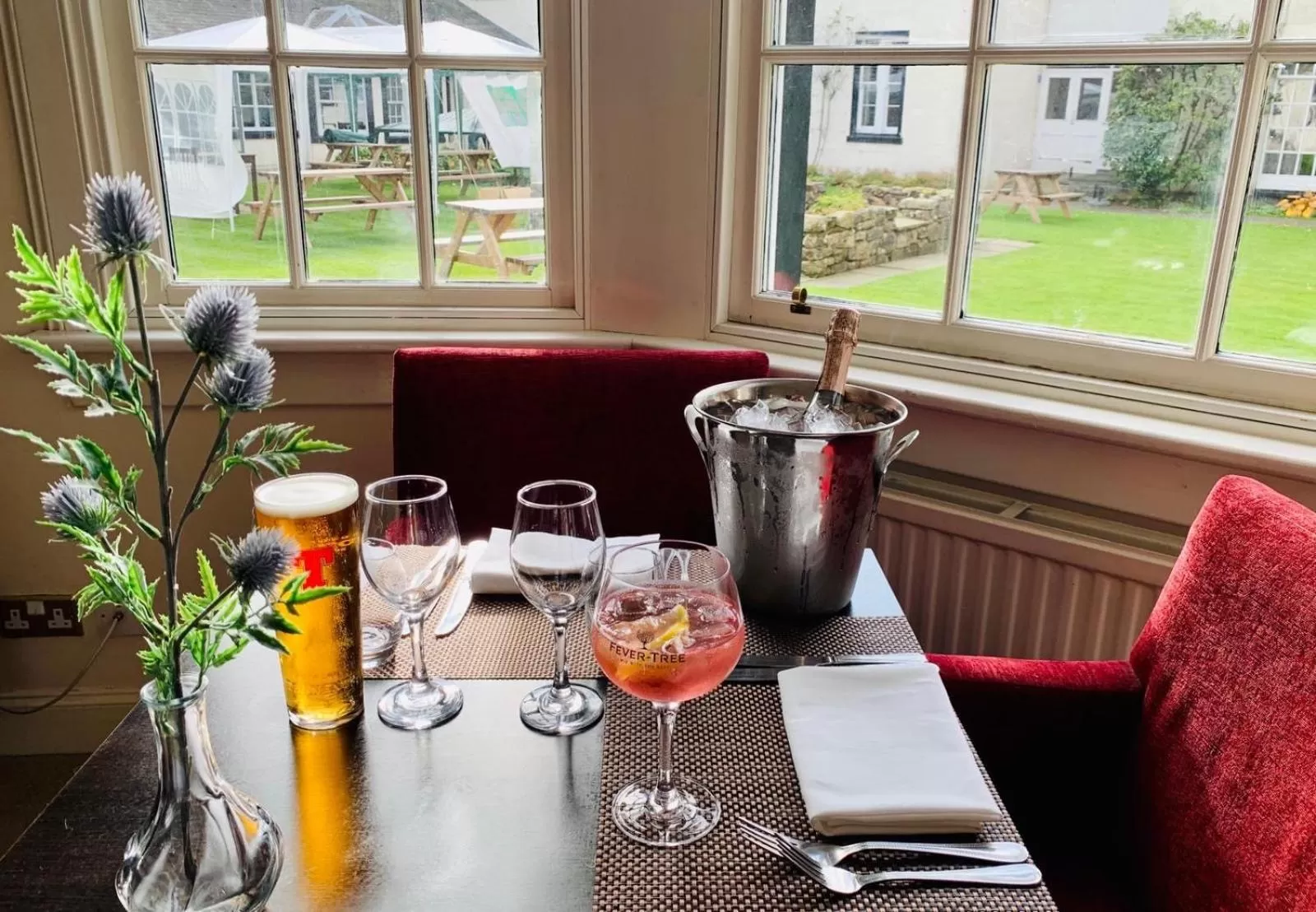 Restaurant/places to eat in Green Hotel