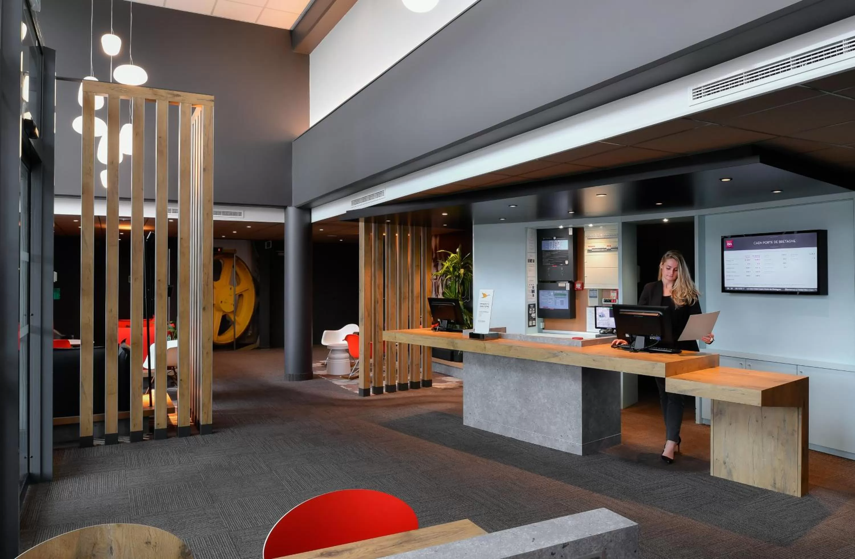 Lobby or reception in ibis Caen Porte De Bretagne