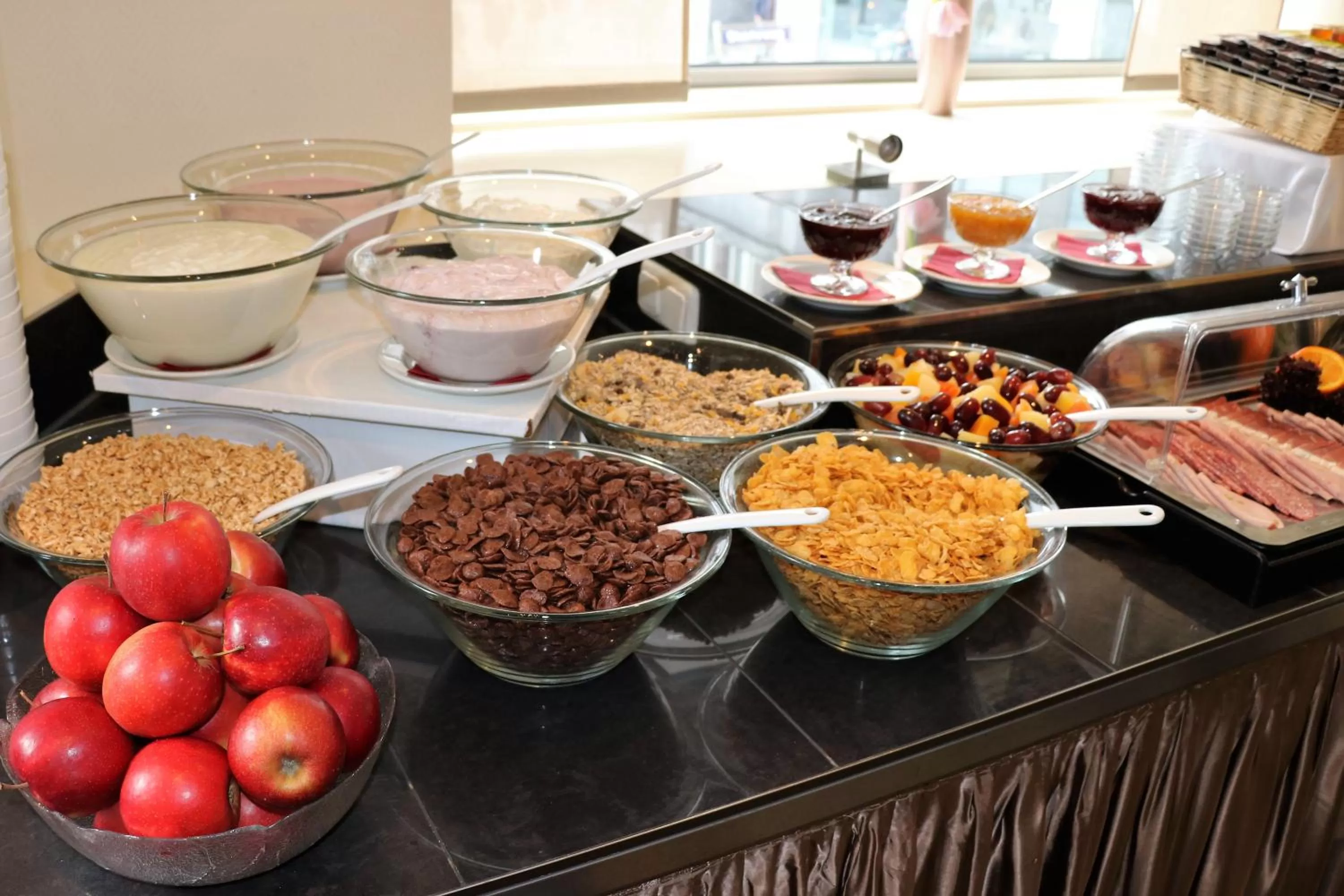 Buffet breakfast in Hotel Continental Hamburg Hauptbahnhof