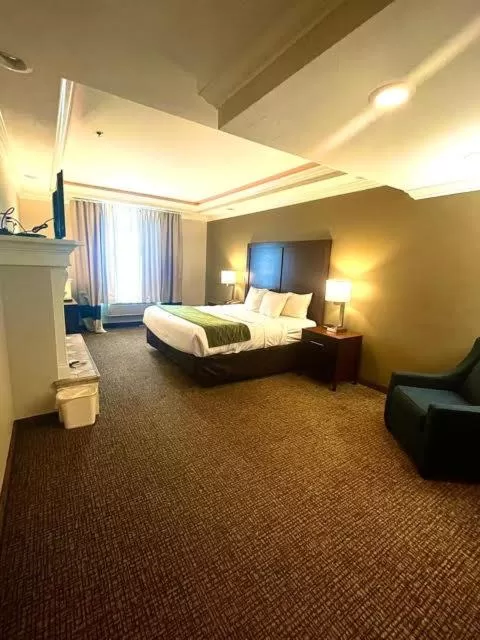 Bed in Comfort Inn Hebron-Lowell Area