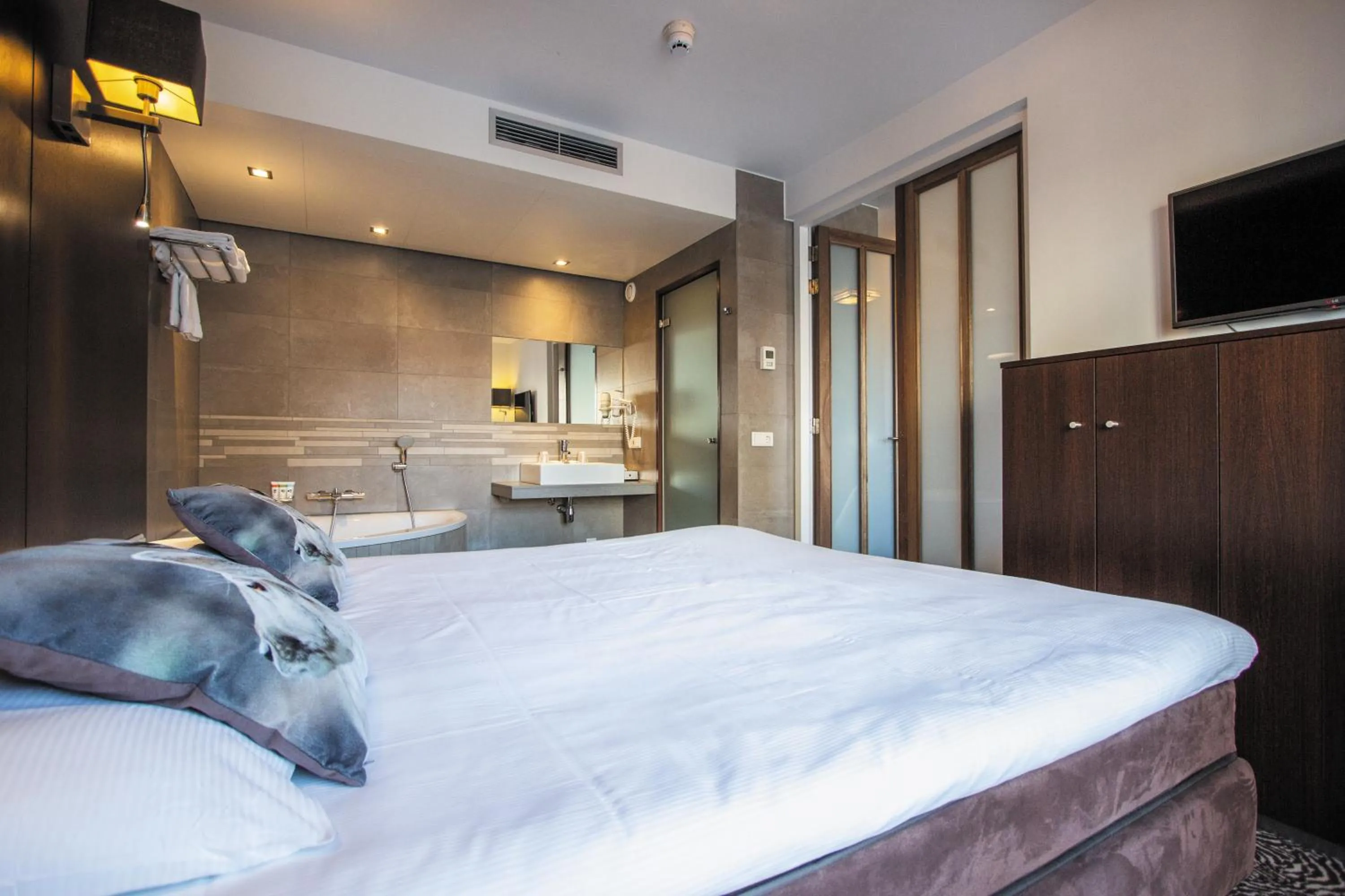 Bedroom, Bed in Golden Tulip West Ende