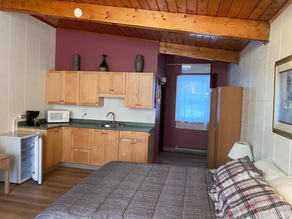 Bed in Huron Sands Motel and Restaurant