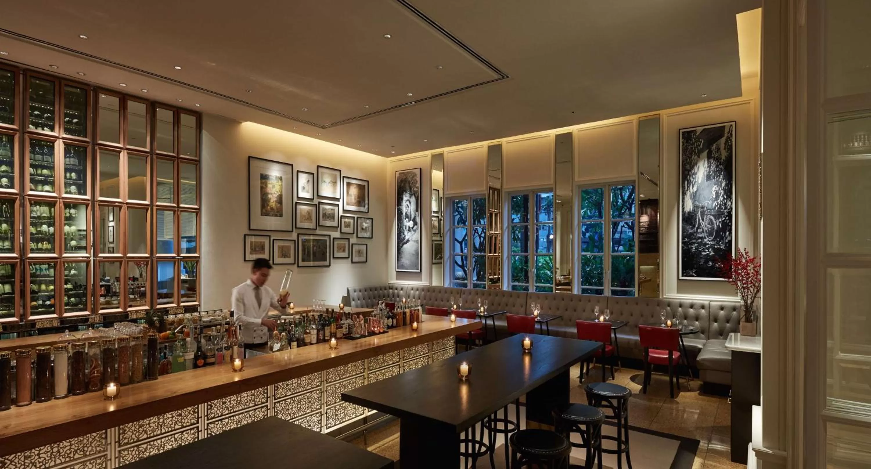 Lounge or bar in Park Hyatt Saigon