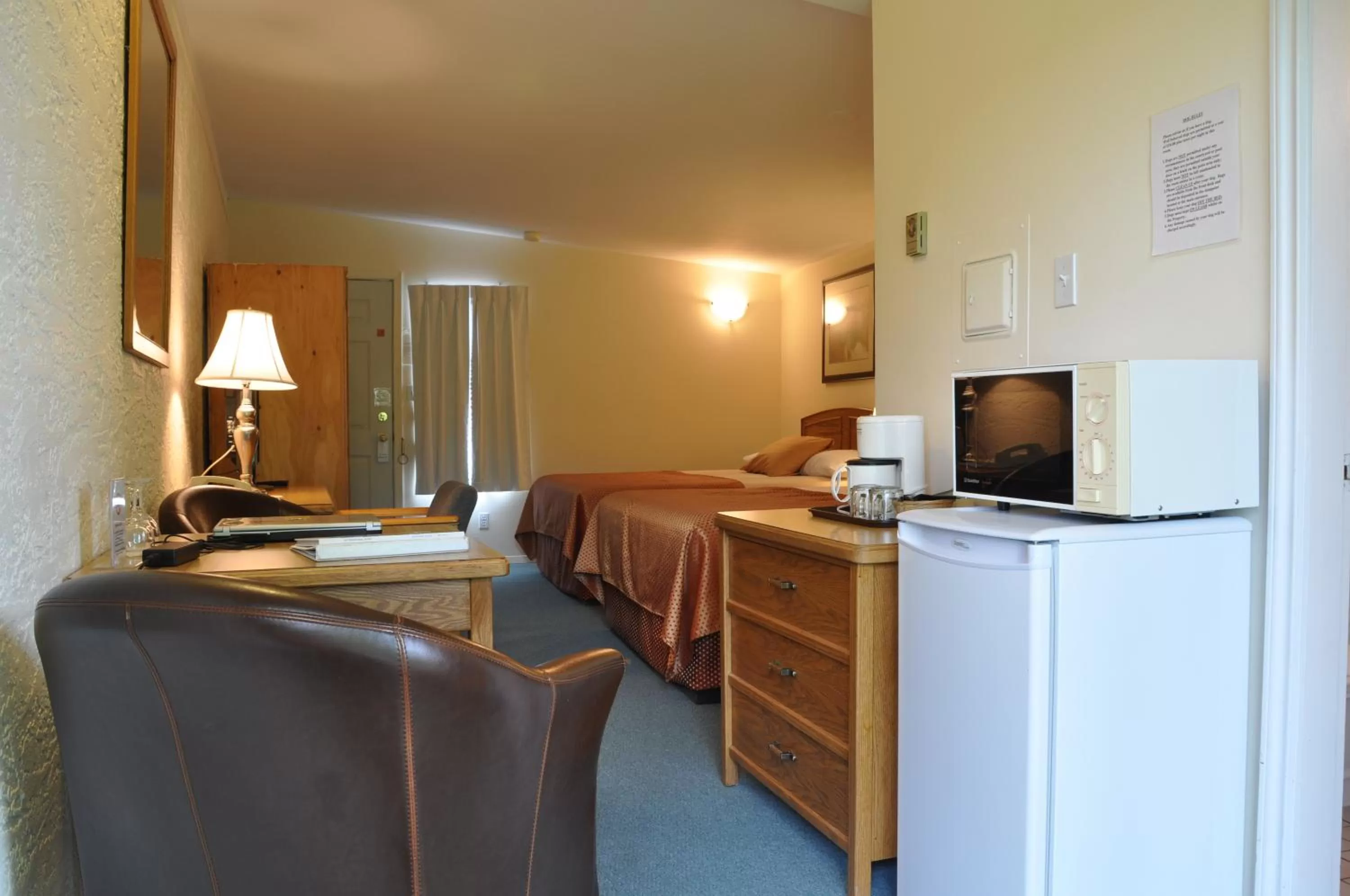 Coffee/tea facilities, Bed in Summerland Motel