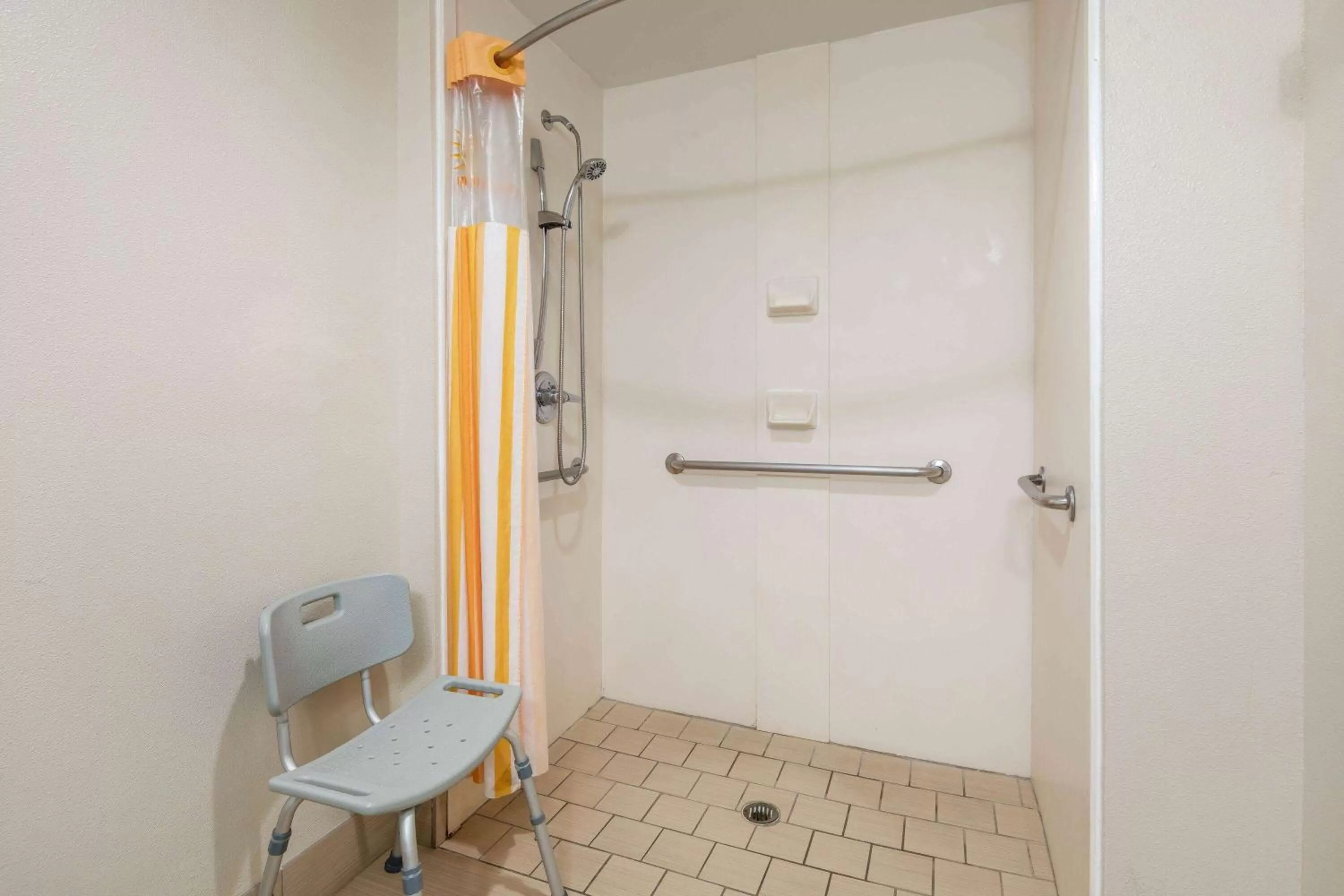 Shower in La Quinta by Wyndham LaGrange / I-85