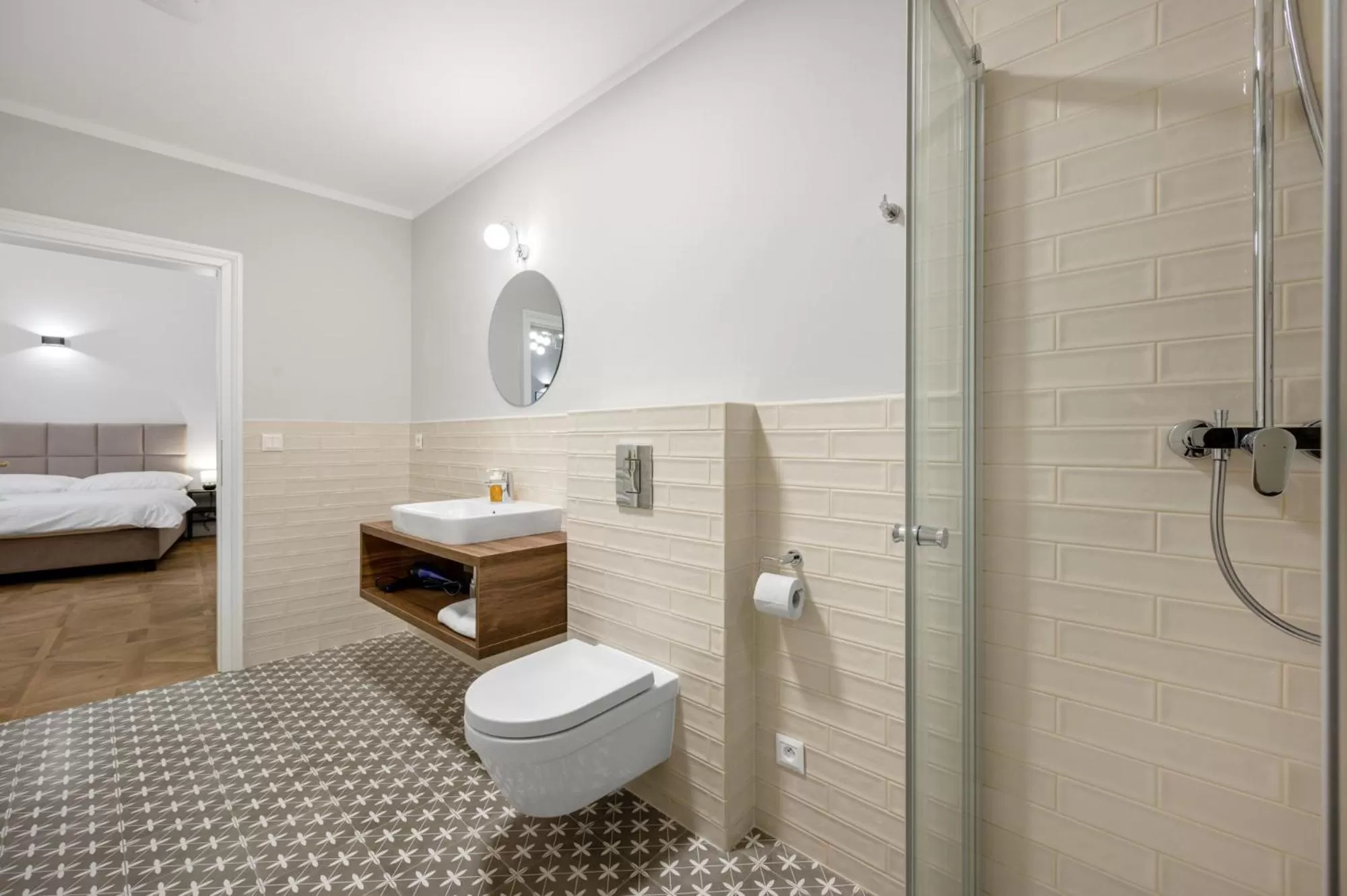 Shower, Bed in Palace Apartments