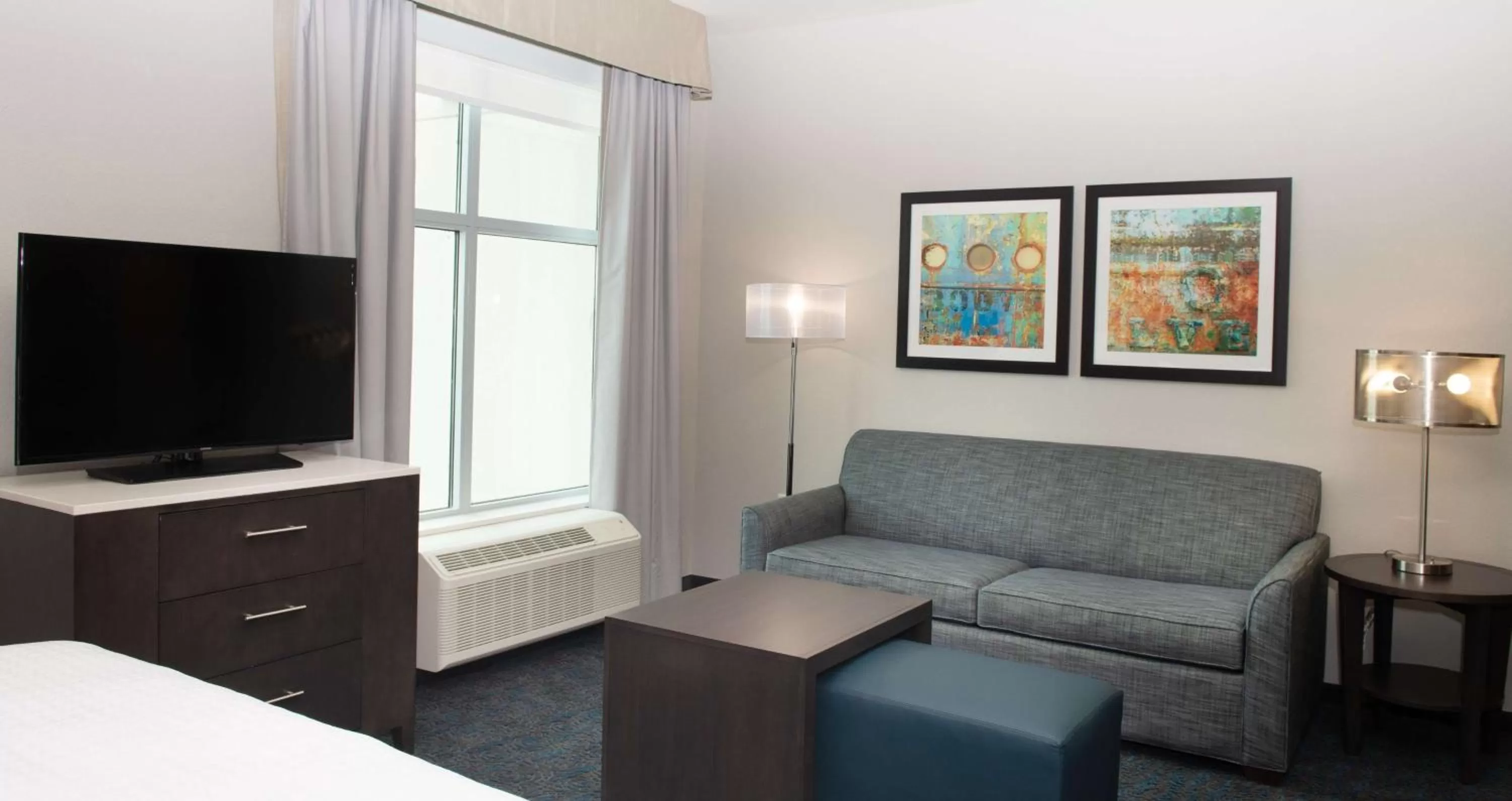 Living room, Bed in Homewood Suites By Hilton North Charleston