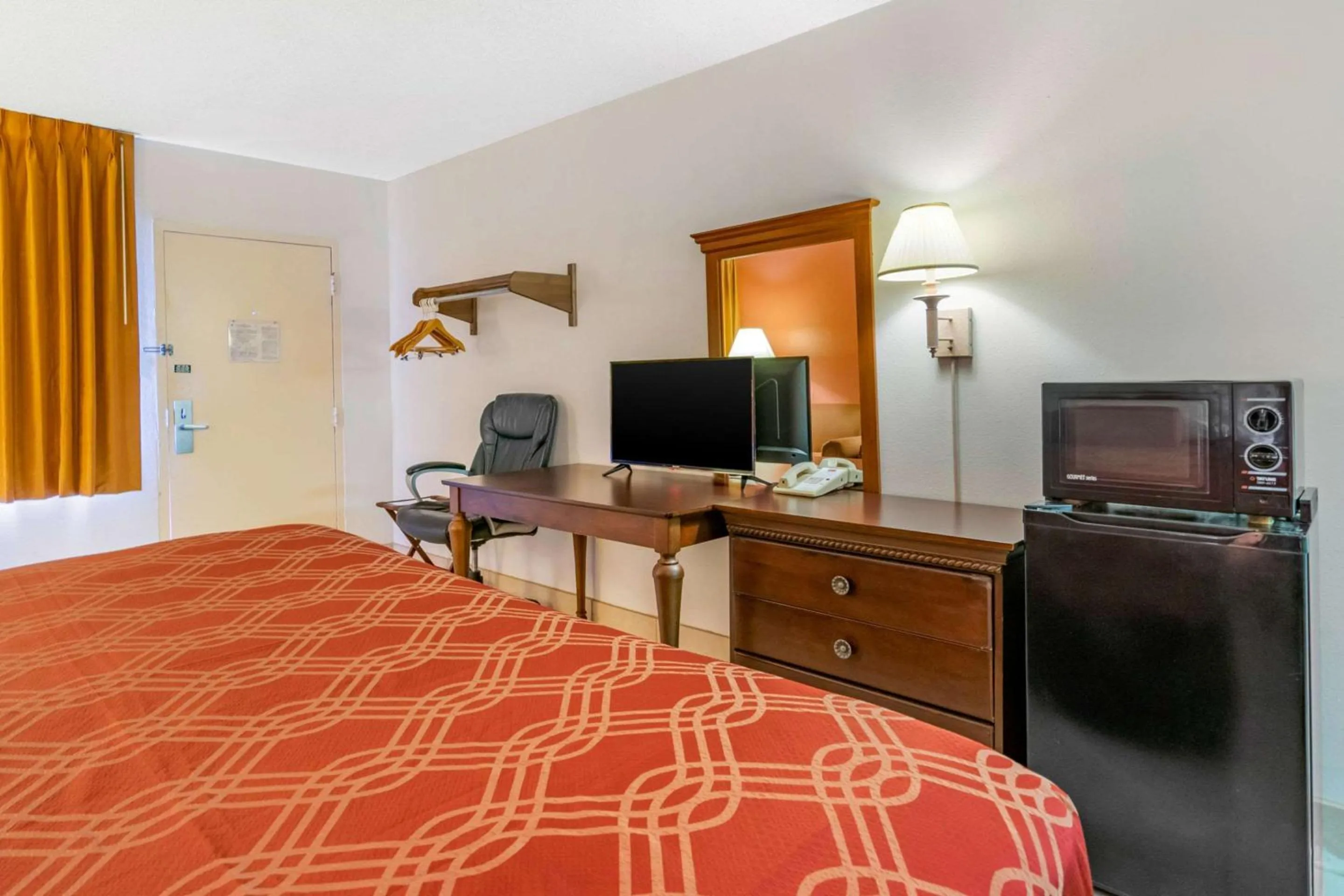 Photo of the whole room, Bed in Econo Lodge Fort Myers North