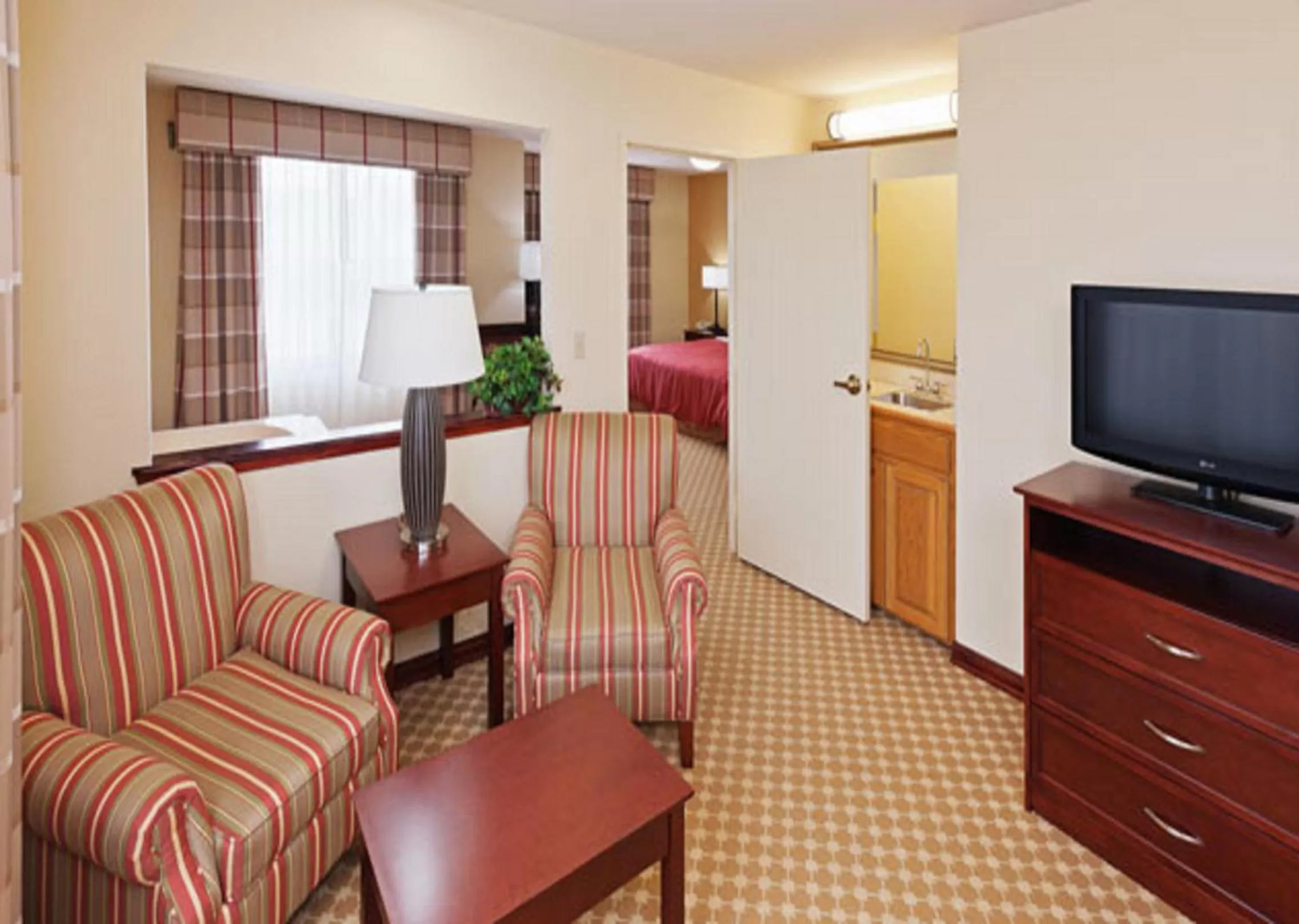 Living room, Bed in Country Inn & Suites by Radisson, Tulsa, OK