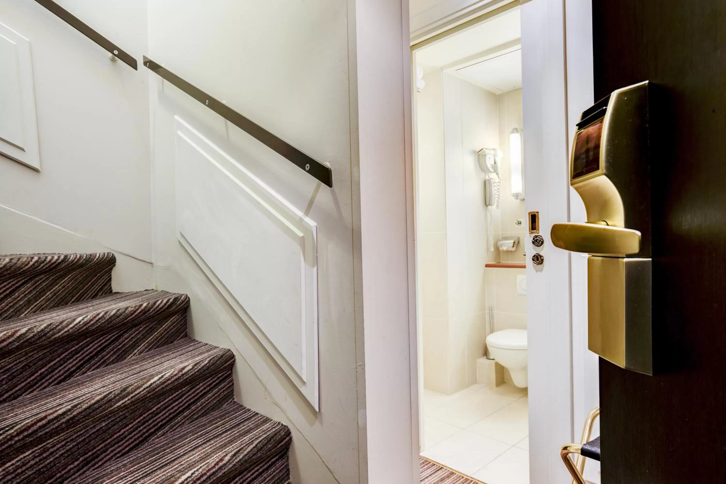 Toilet in Hôtel Paris Louvre Opéra