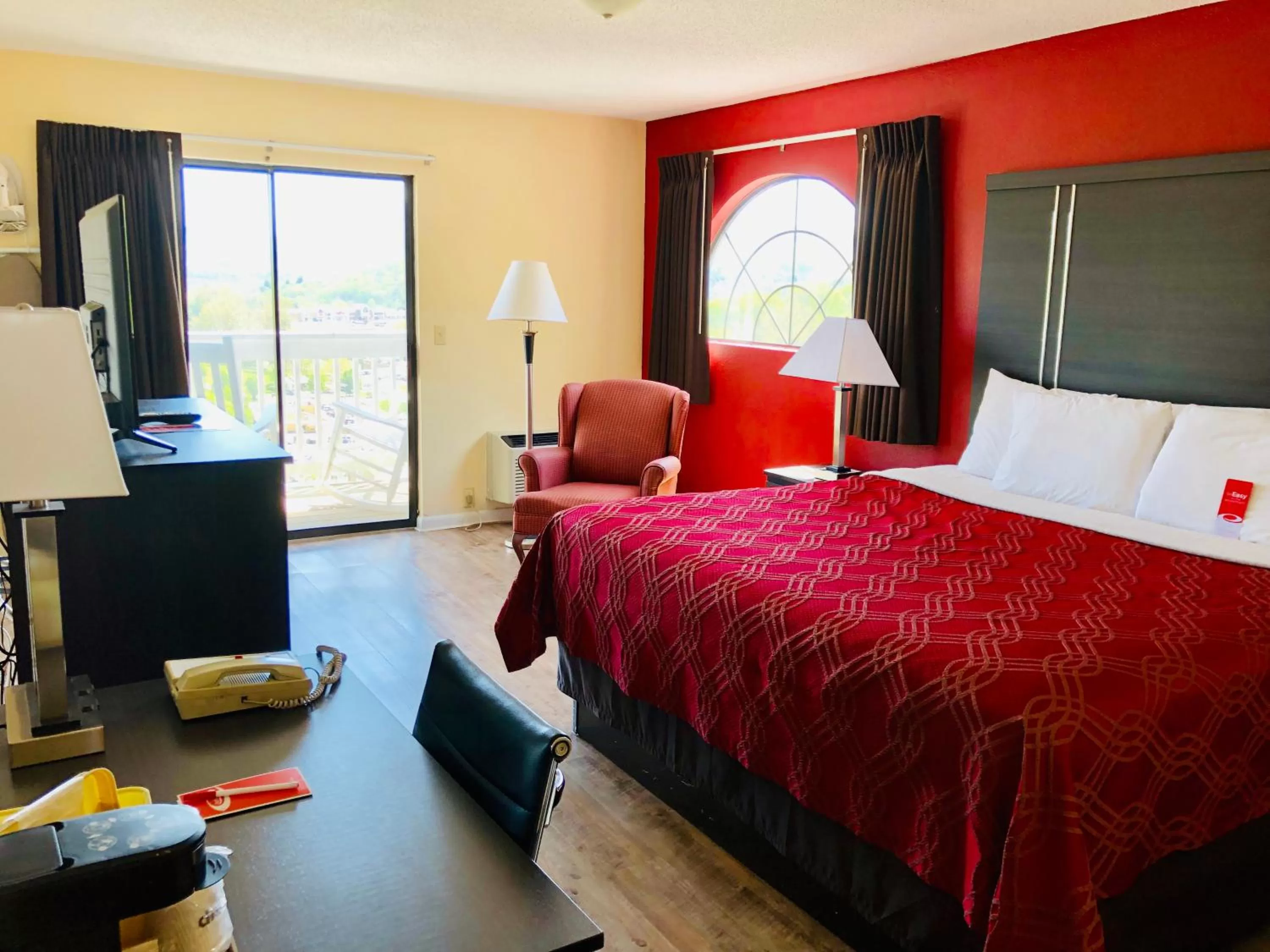 Photo of the whole room, Bed in Econo Lodge Waynesville