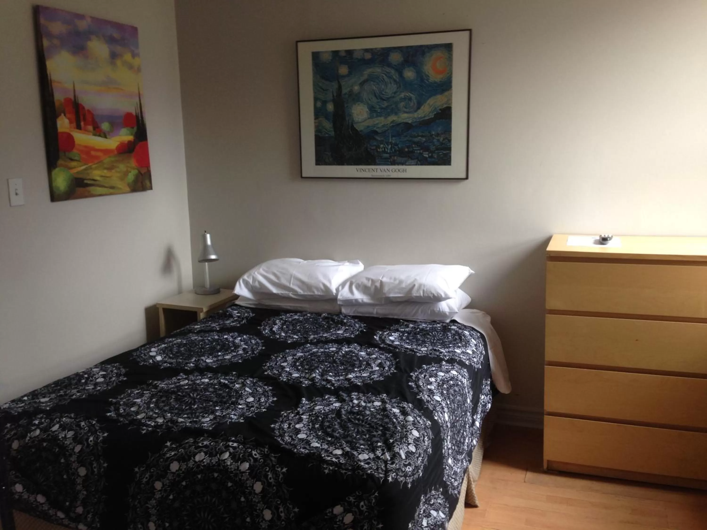 Bed in The Rex Hotel Jazz & Blues Bar