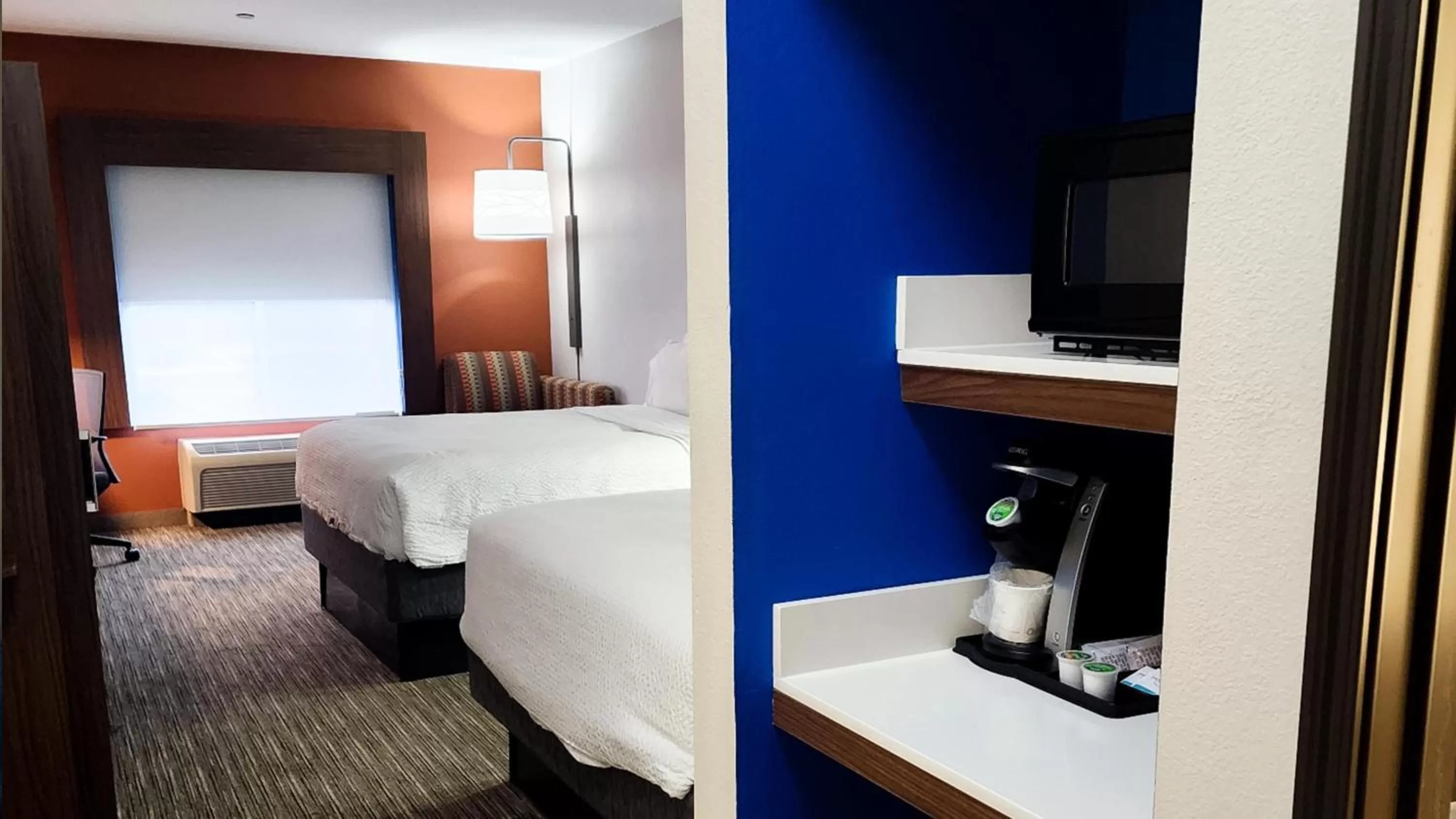 Photo of the whole room, Bed in Holiday Inn Express Hotel & Suites Chicago South Lansing by IHG