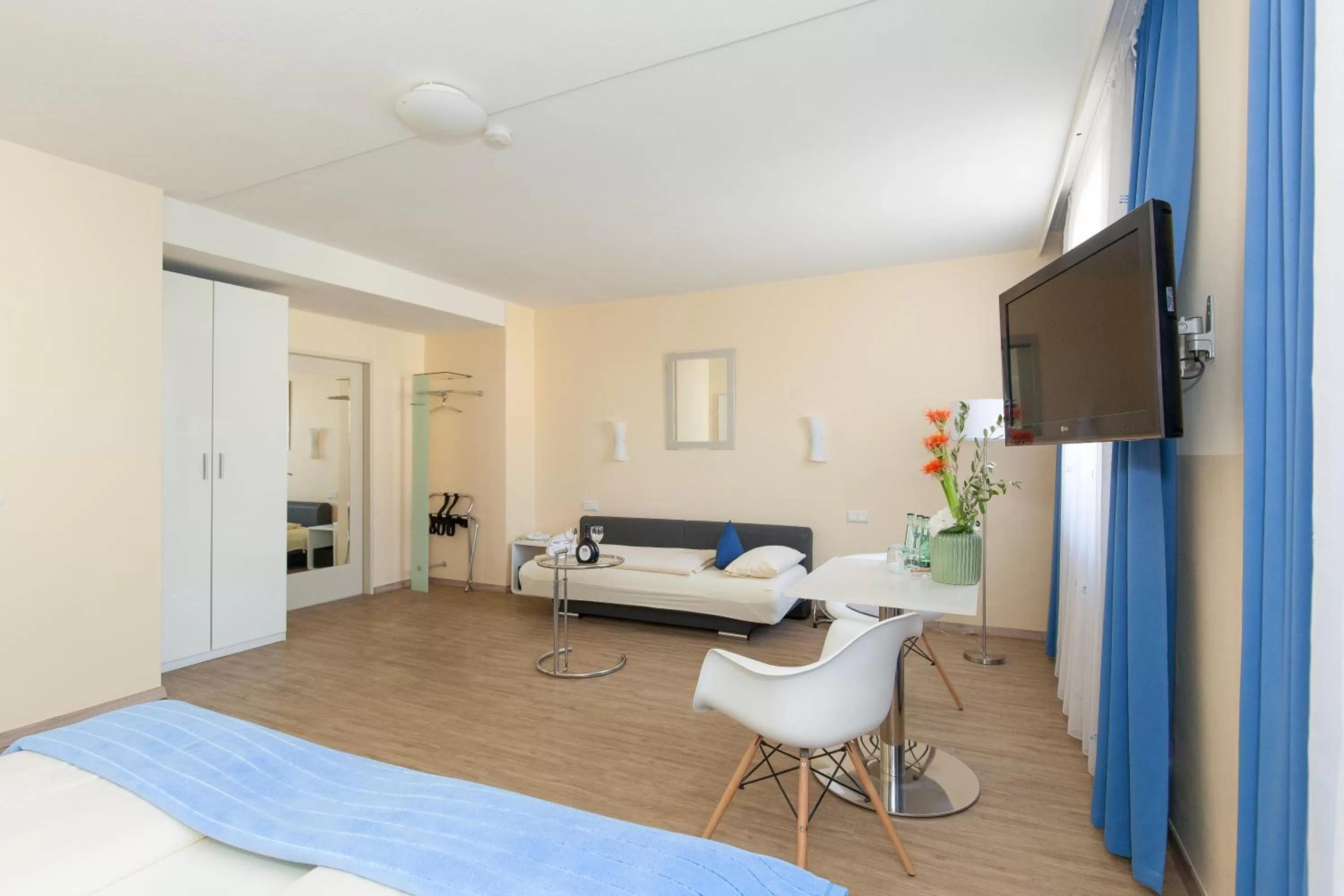 Photo of the whole room, Bed in Franziskaner