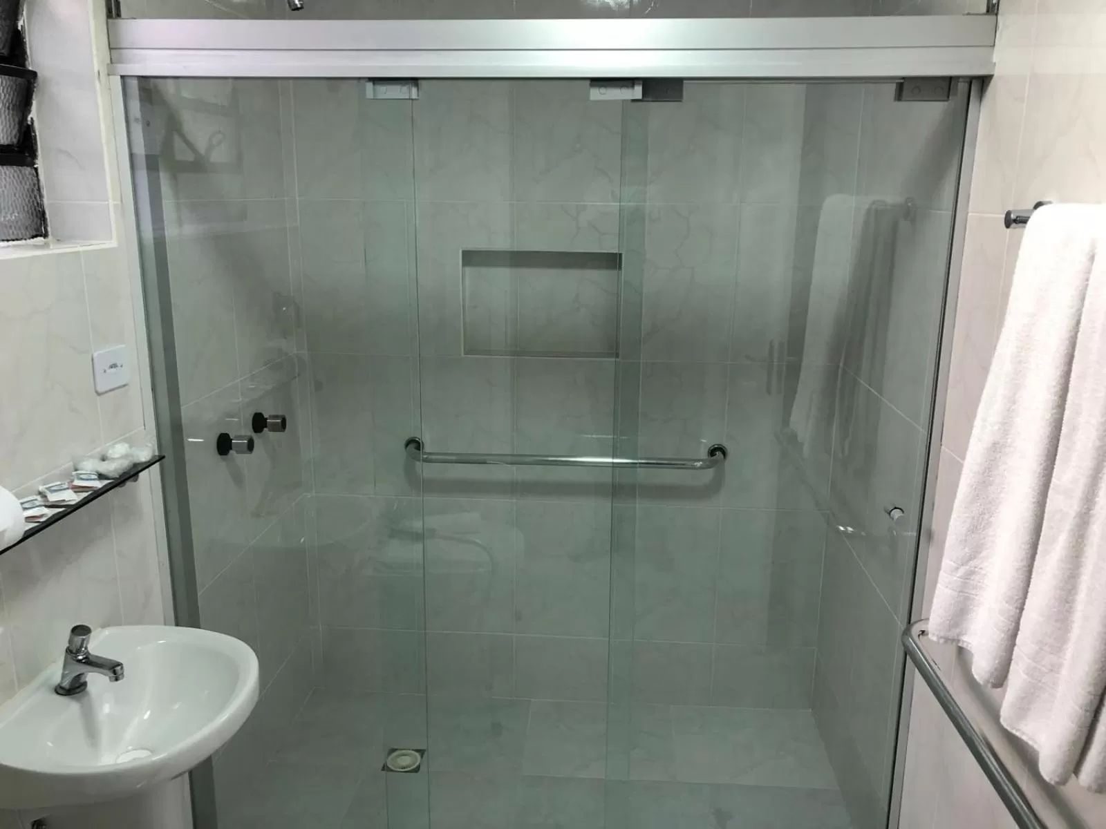 Shower in Hotel Estação Express