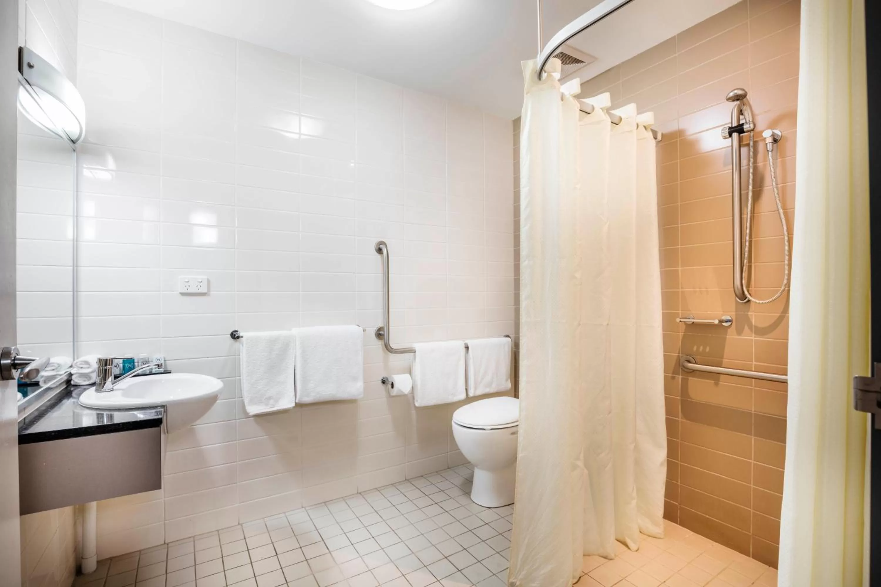 Shower in Novotel Darwin Airport