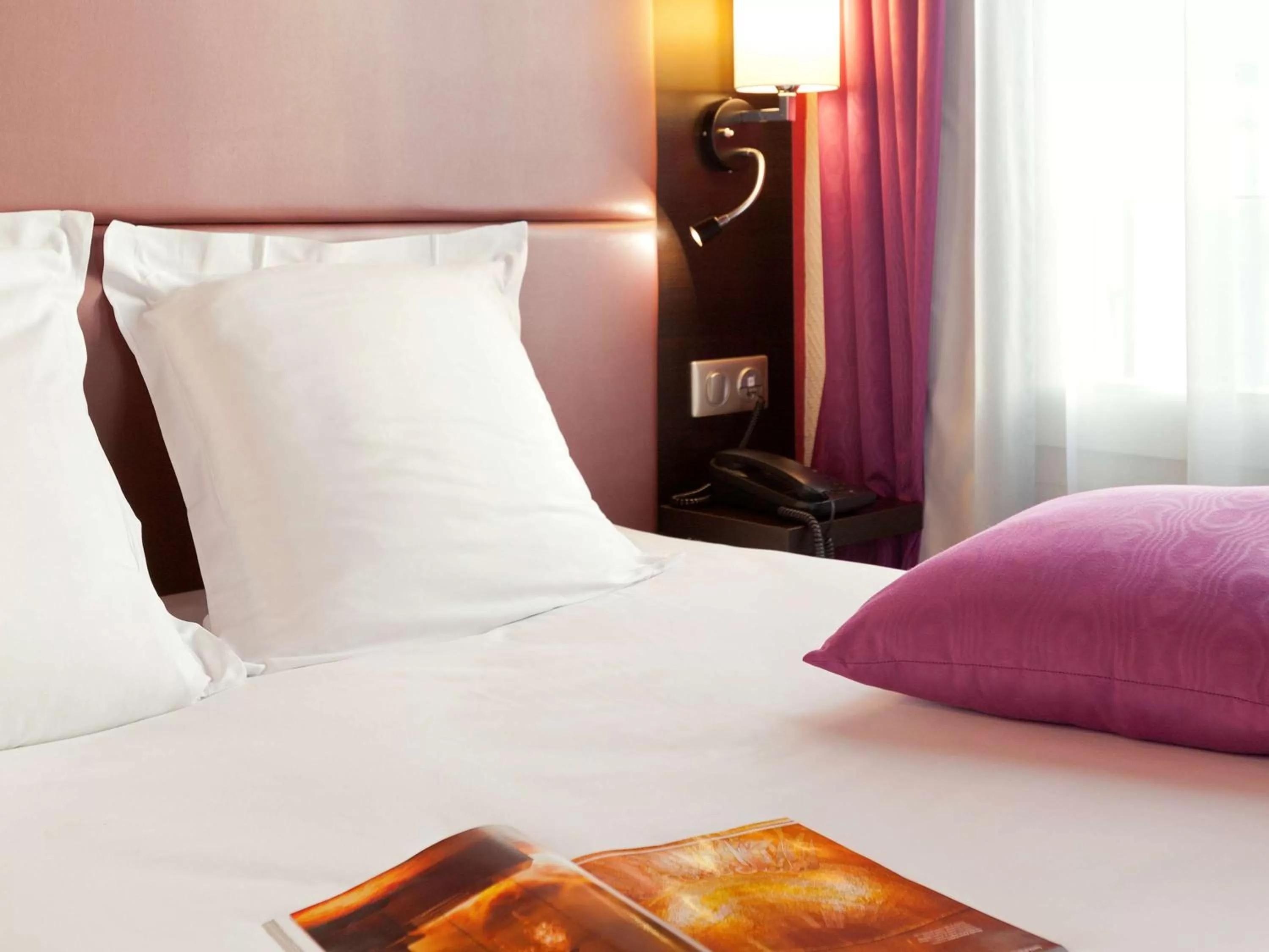 On site, Bed in Ibis Styles Paris Pigalle Montmartre