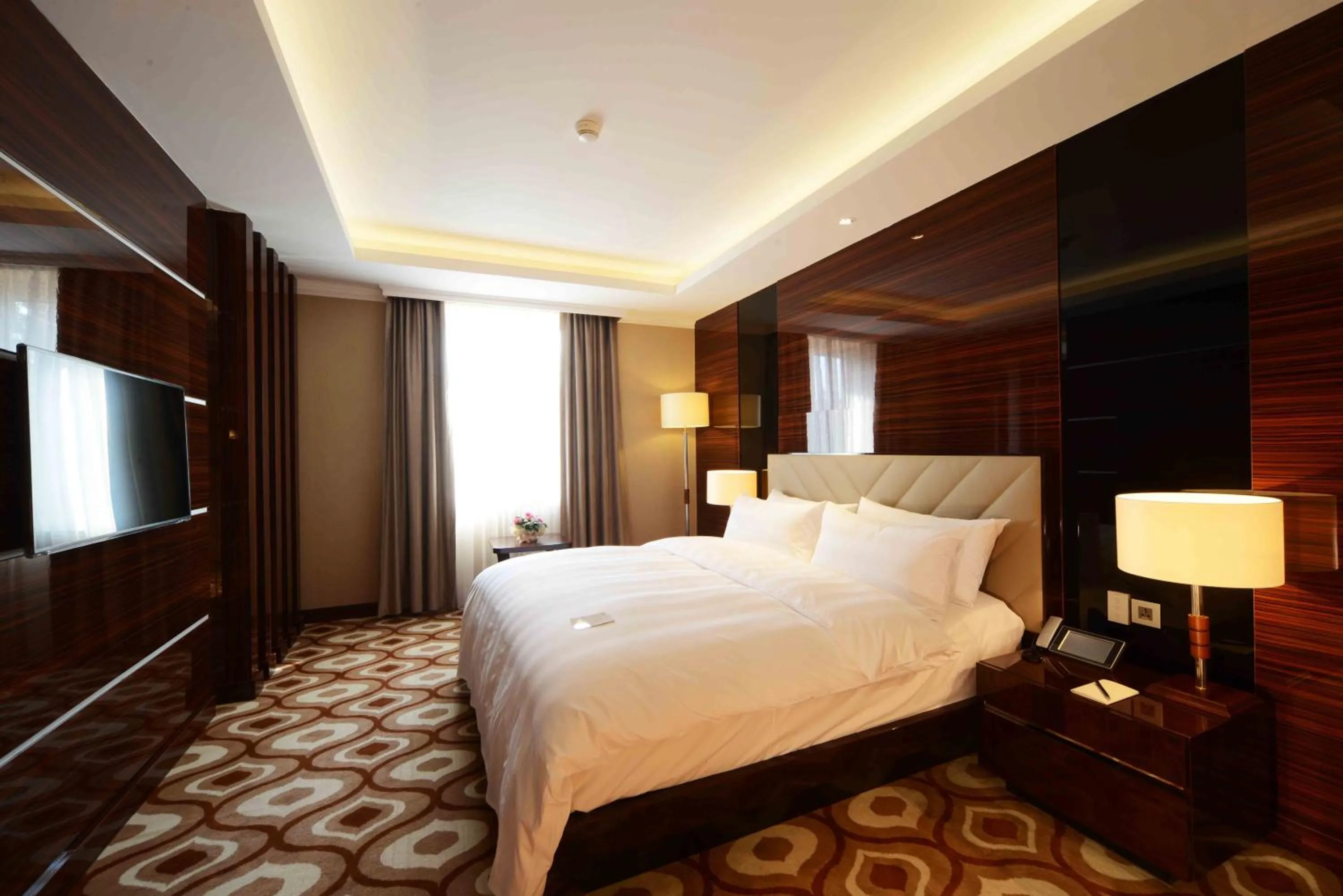 Bed in LOTTE City Hotels Tashkent Palace