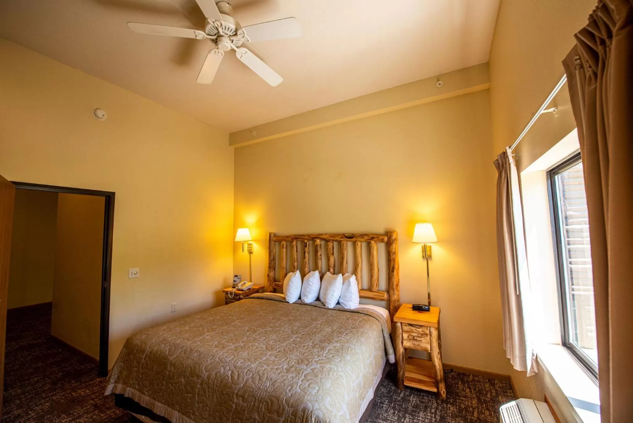 Bed in Super 8 by Wyndham Bridgeview of Mackinaw City