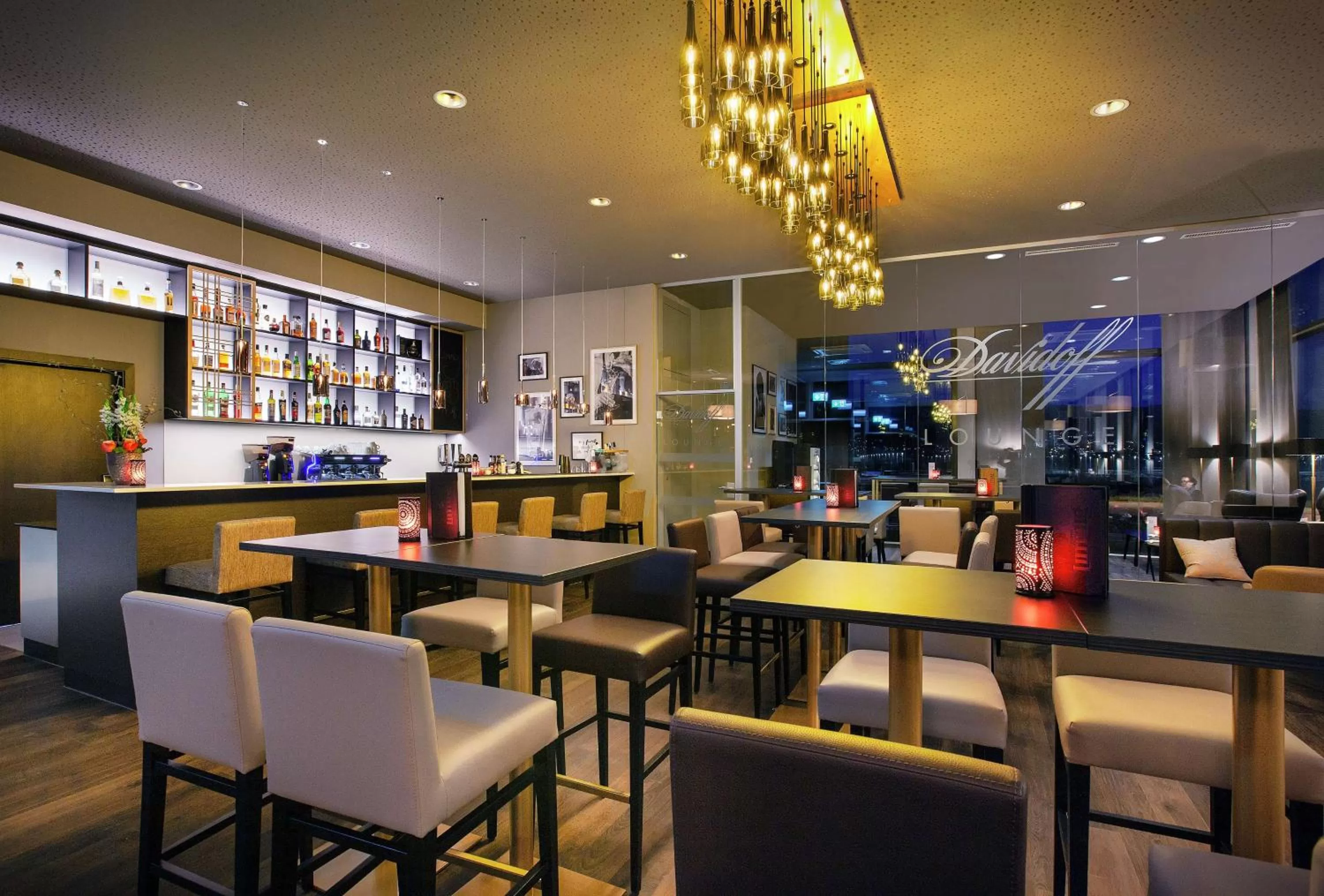 Lounge or bar in Hilton Garden Inn Zurich Limmattal