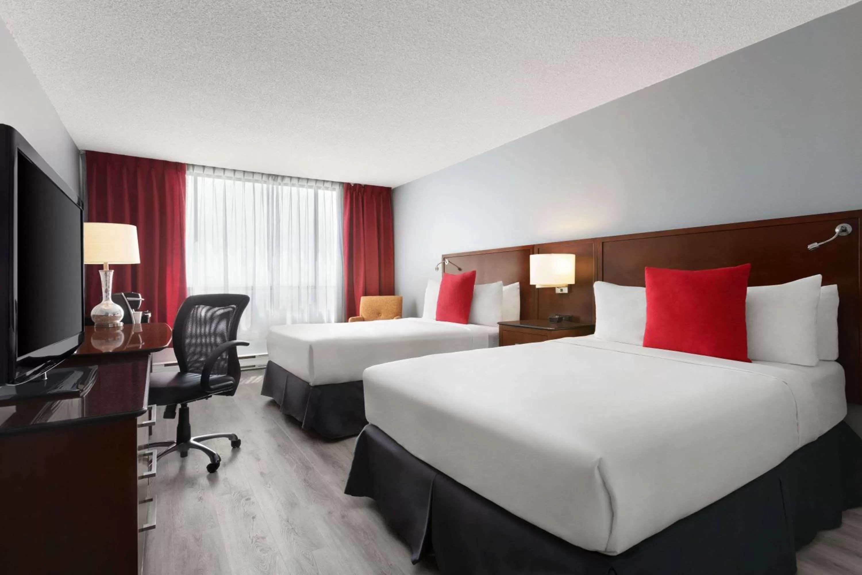 Photo of the whole room, Bed in Travelodge by Wyndham Quebec City Hotel & Convention Centre