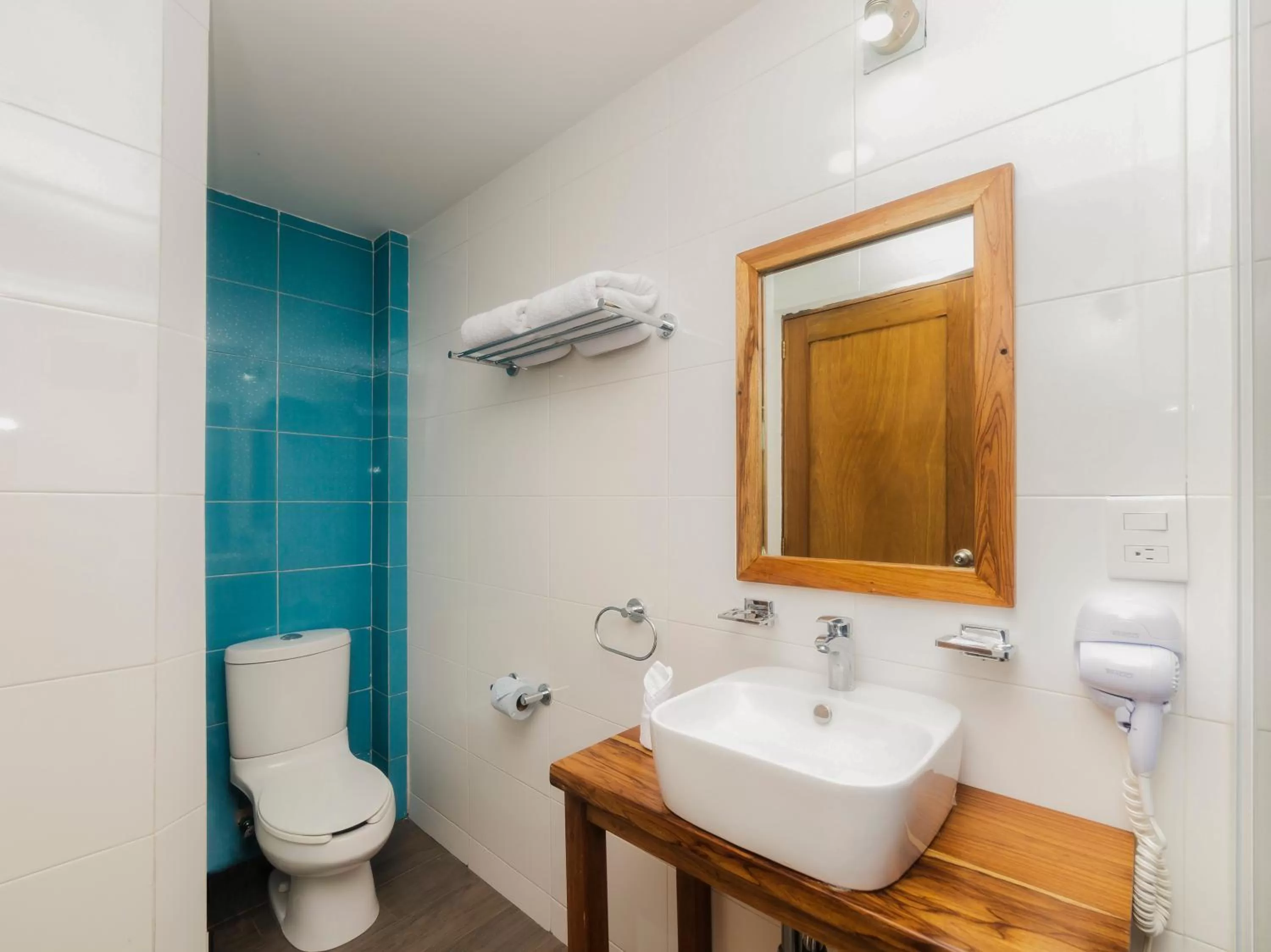 Toilet in Hotel Meson del Barrio