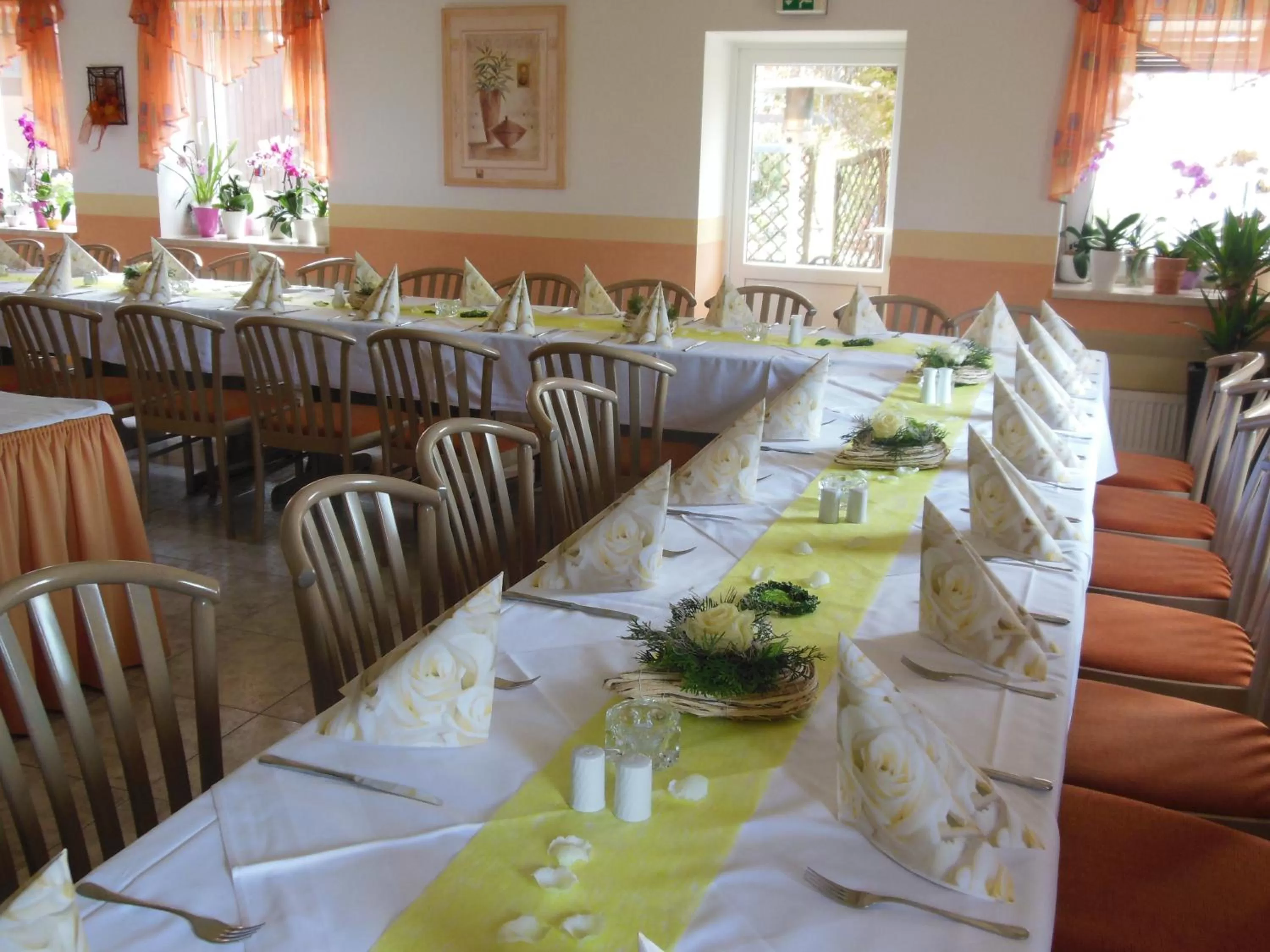 Restaurant/places to eat in Hotel Asterra