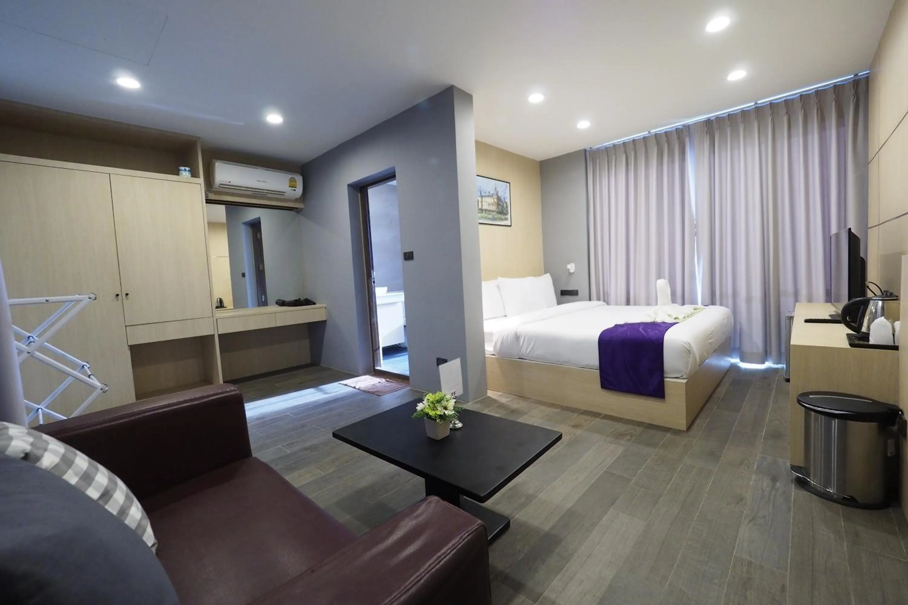 Photo of the whole room, Bed in Cliff Lanta Suite-Koh Lanta Krabi