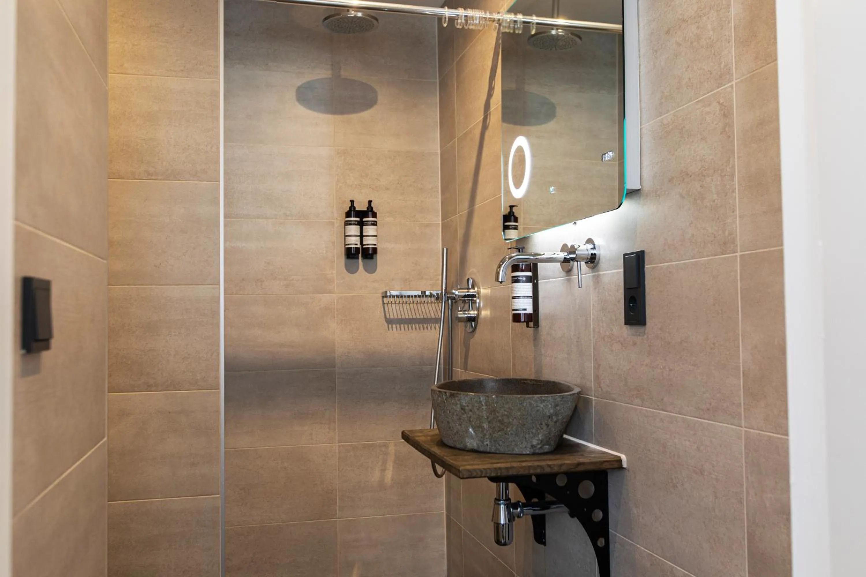 Shower in Quentin Golden Bear Hotel