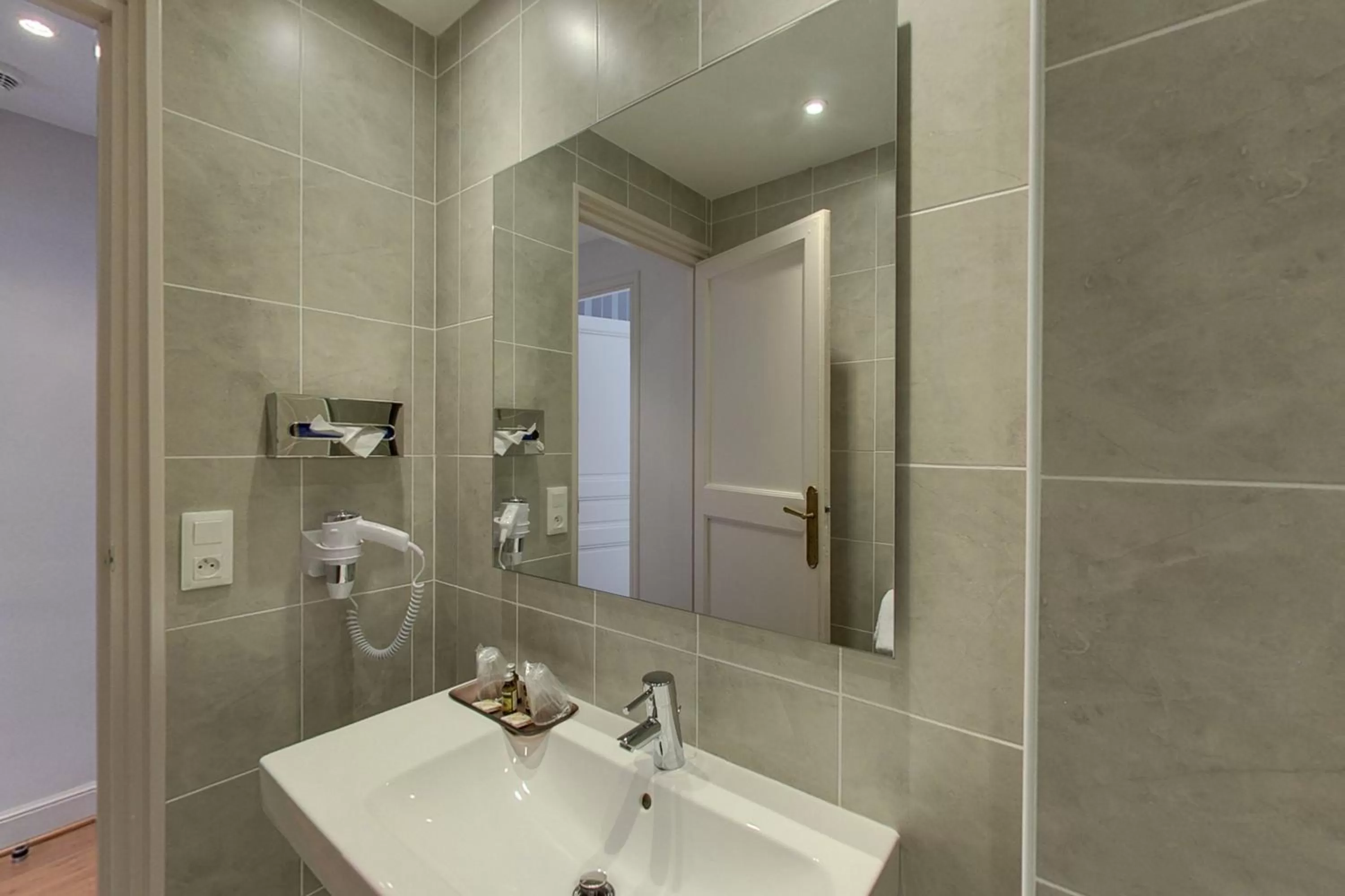 Bathroom in Hôtel La Résidence