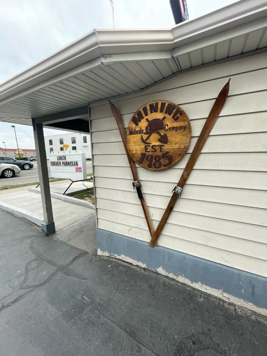 Restaurant/places to eat in Discovery Inn