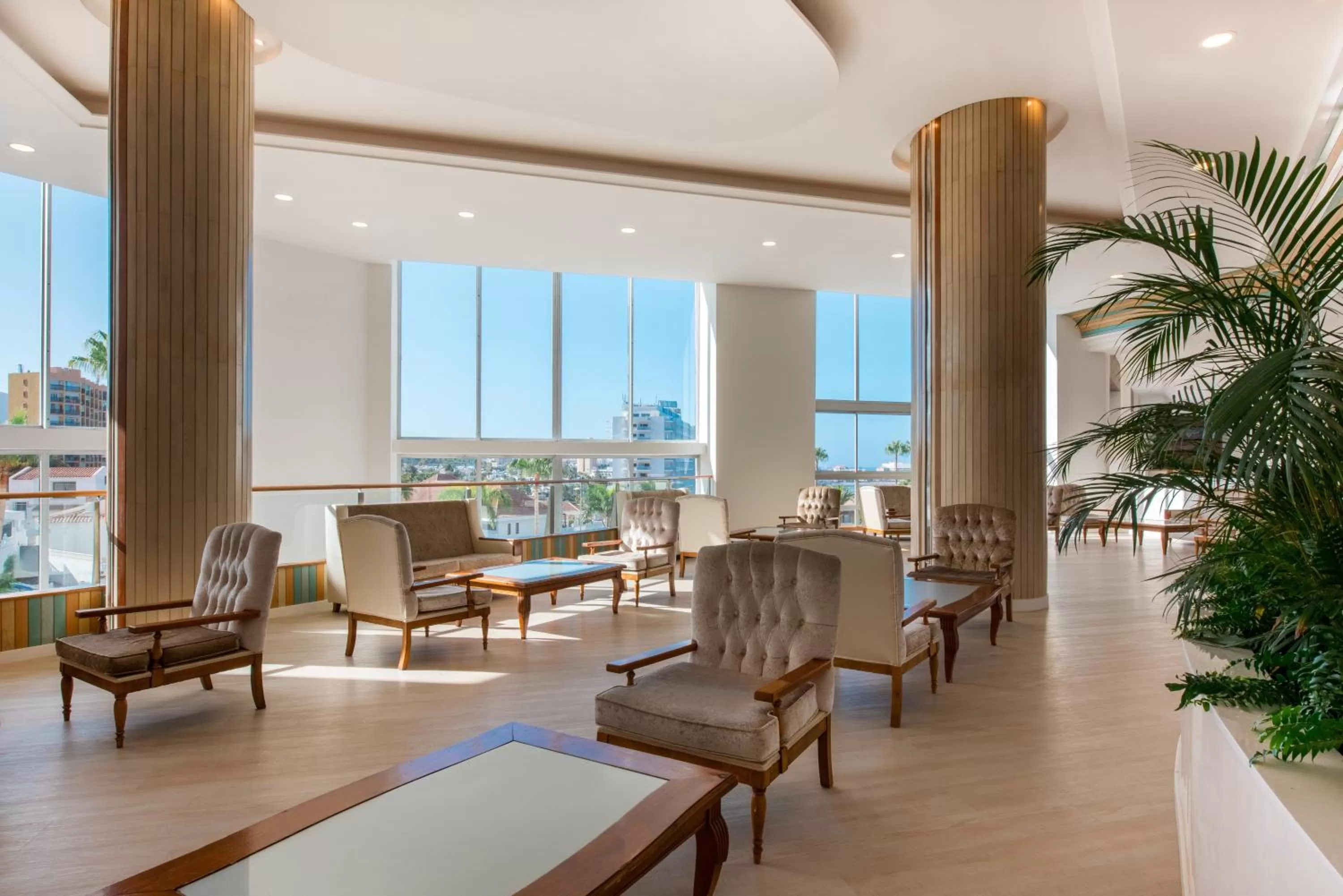 Lounge or bar in Iberostar Waves Bouganville Playa