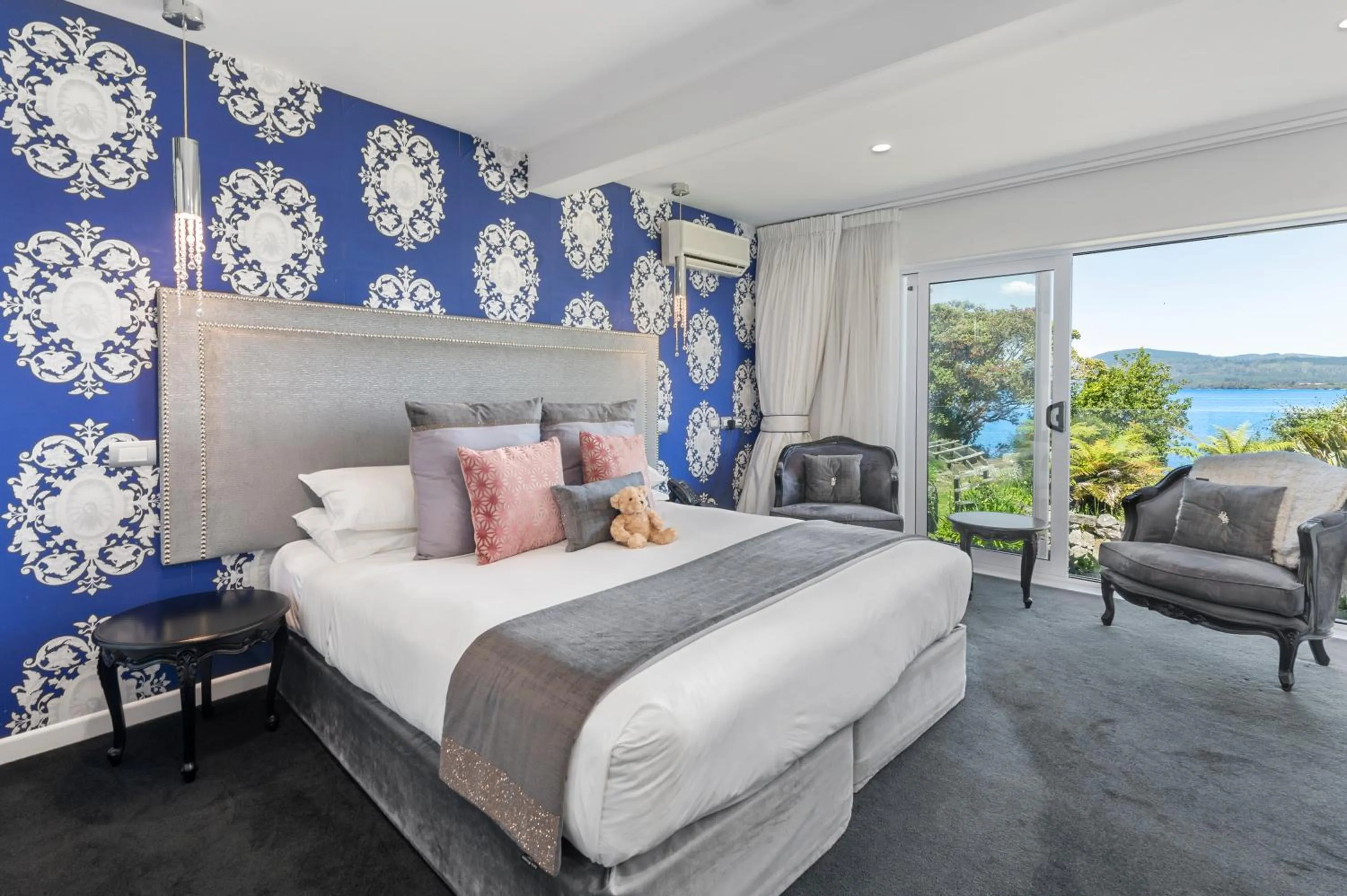 Photo of the whole room, Bed in Black Swan Lakeside Boutique Hotel