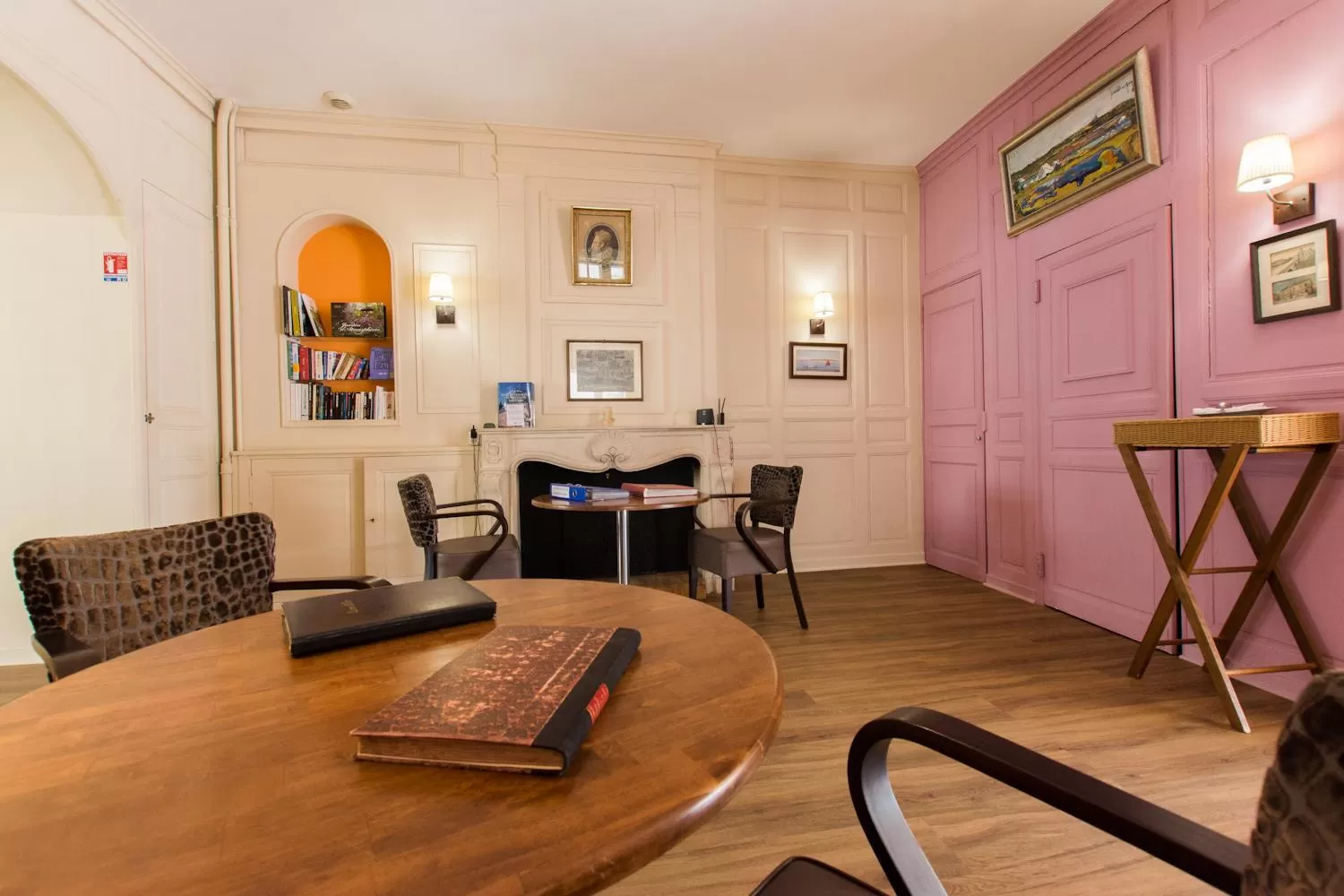 Library in Logis Hôtel Le Vert Galant