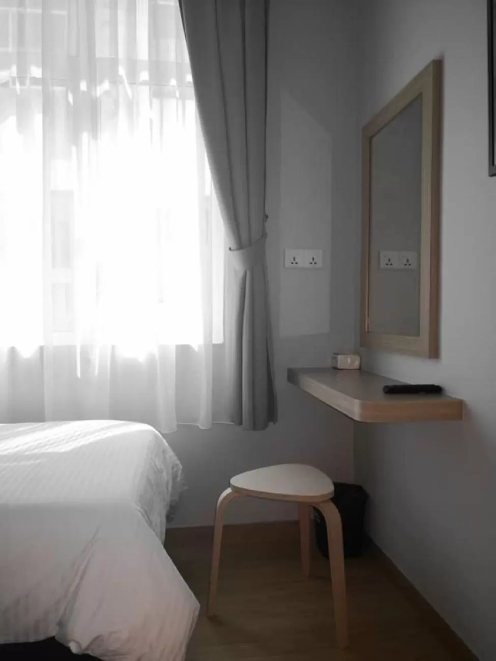 Bedroom, Bed in Walk In Hotel