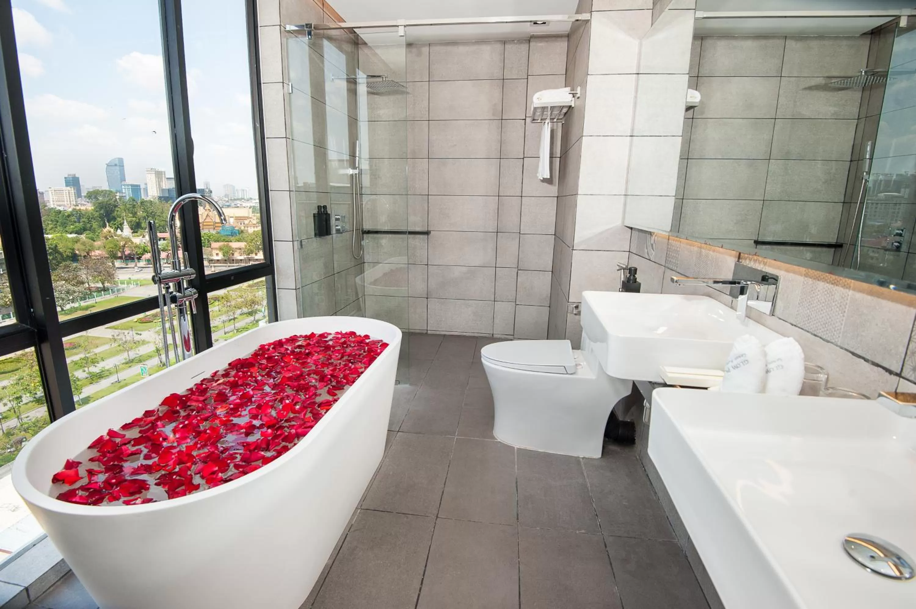 Shower in GLOW PARK HOTEL Grand Royal Palace