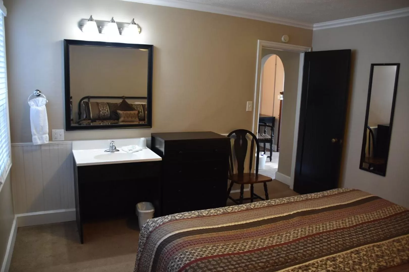 Photo of the whole room, Bed in Ecola Creek Lodge