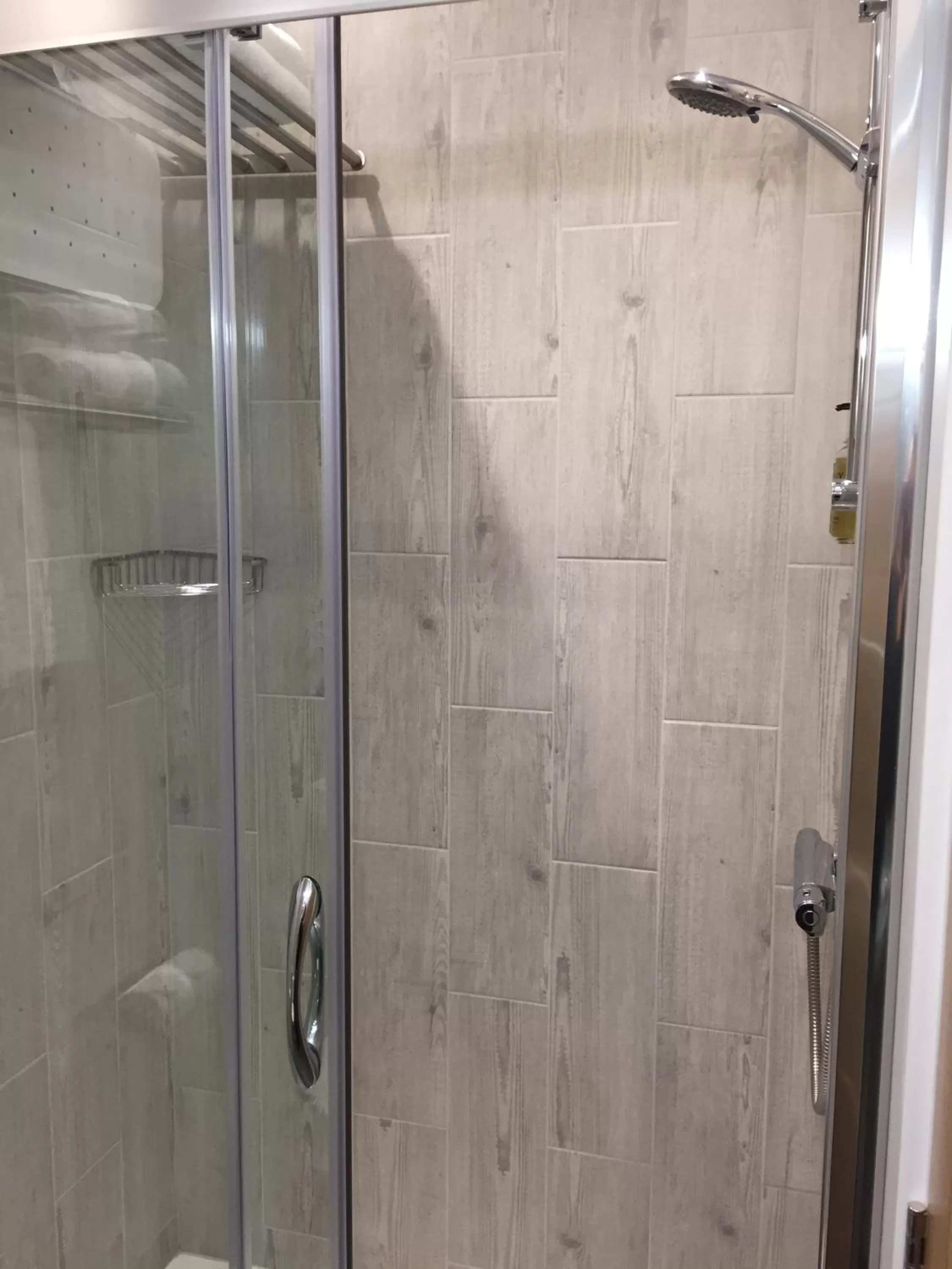 Shower in Carlton Hotel