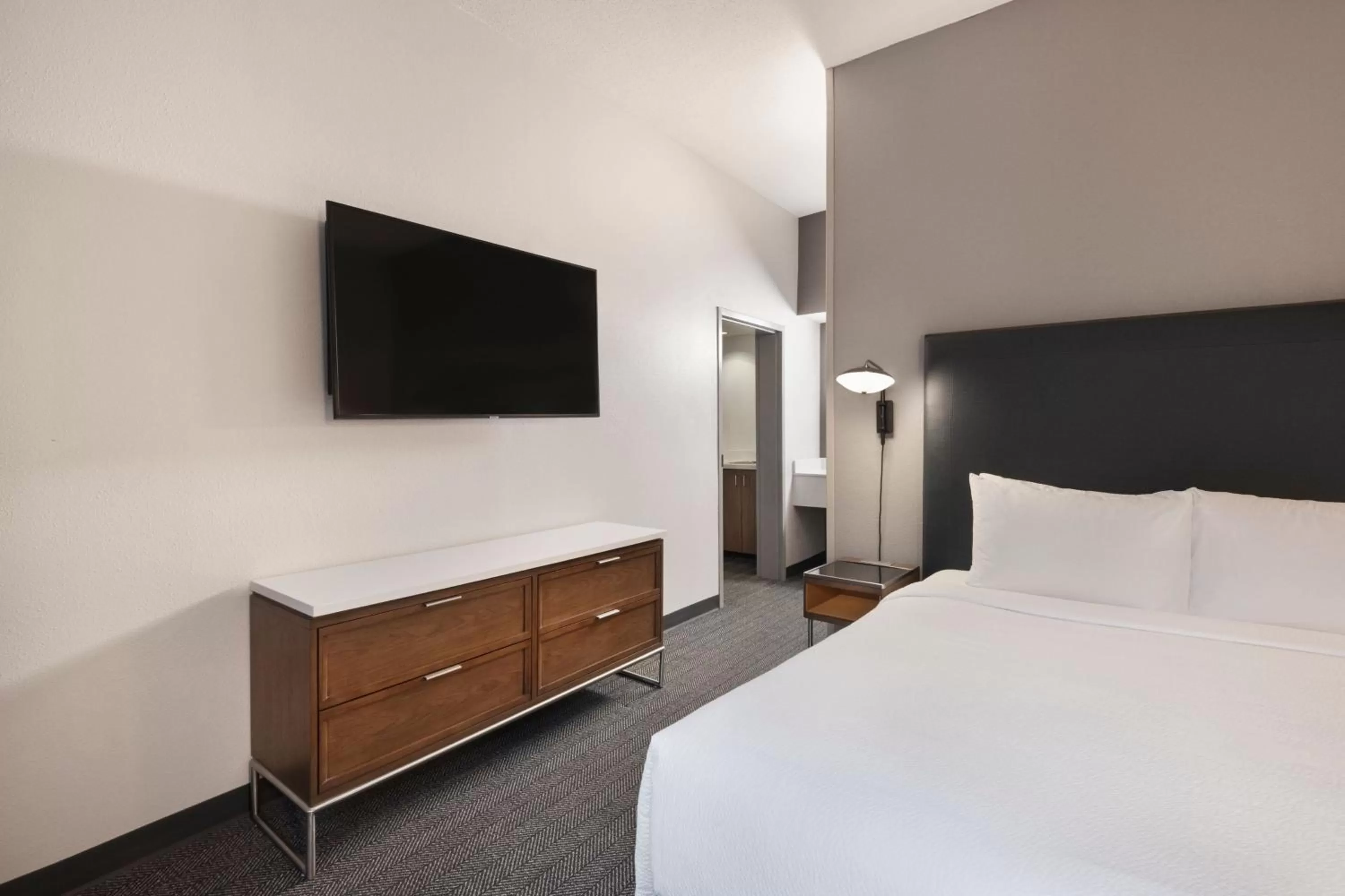 Bedroom, Bed in Courtyard by Marriott Burlington