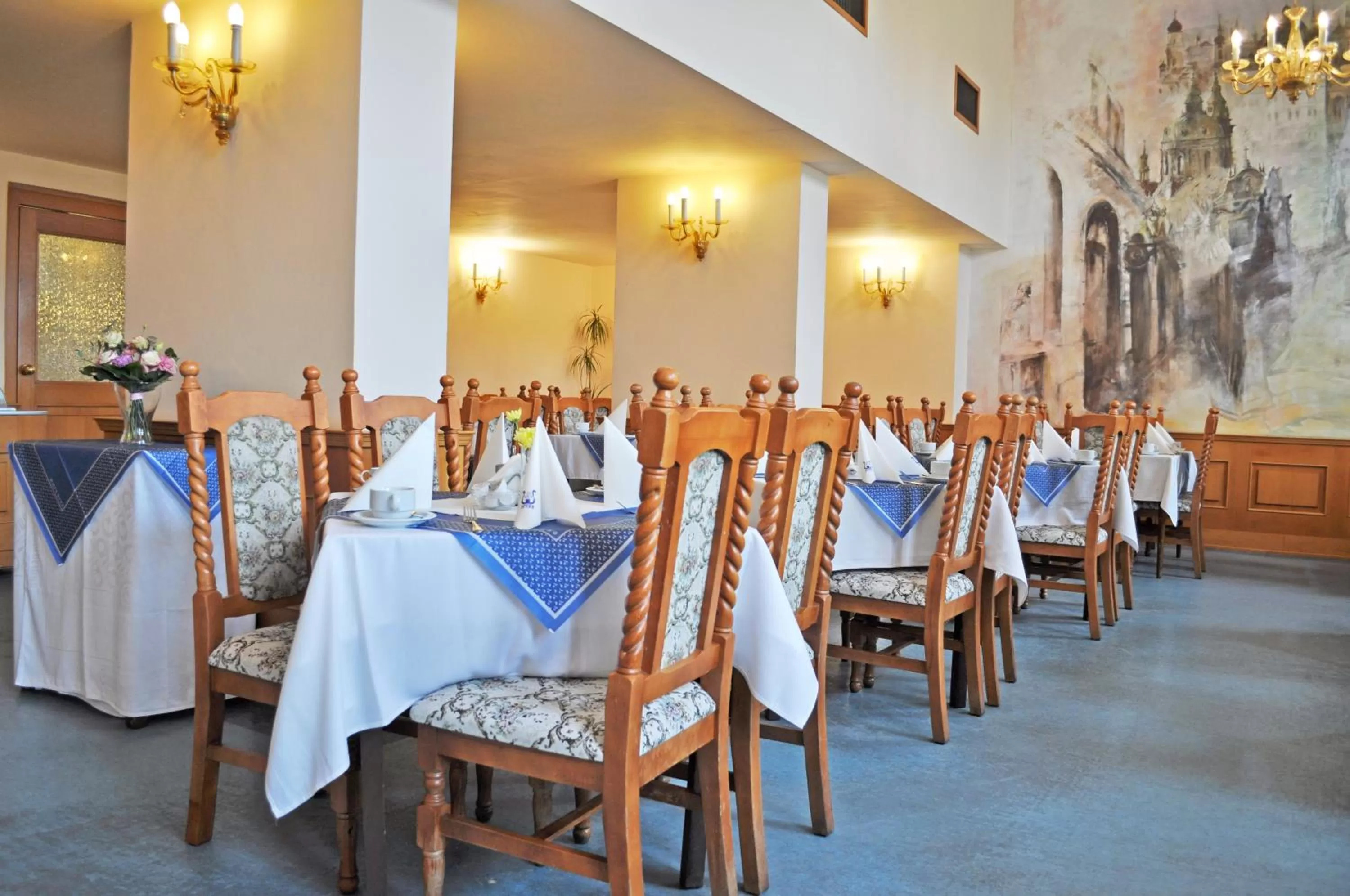 Restaurant/places to eat in Hotel Opera