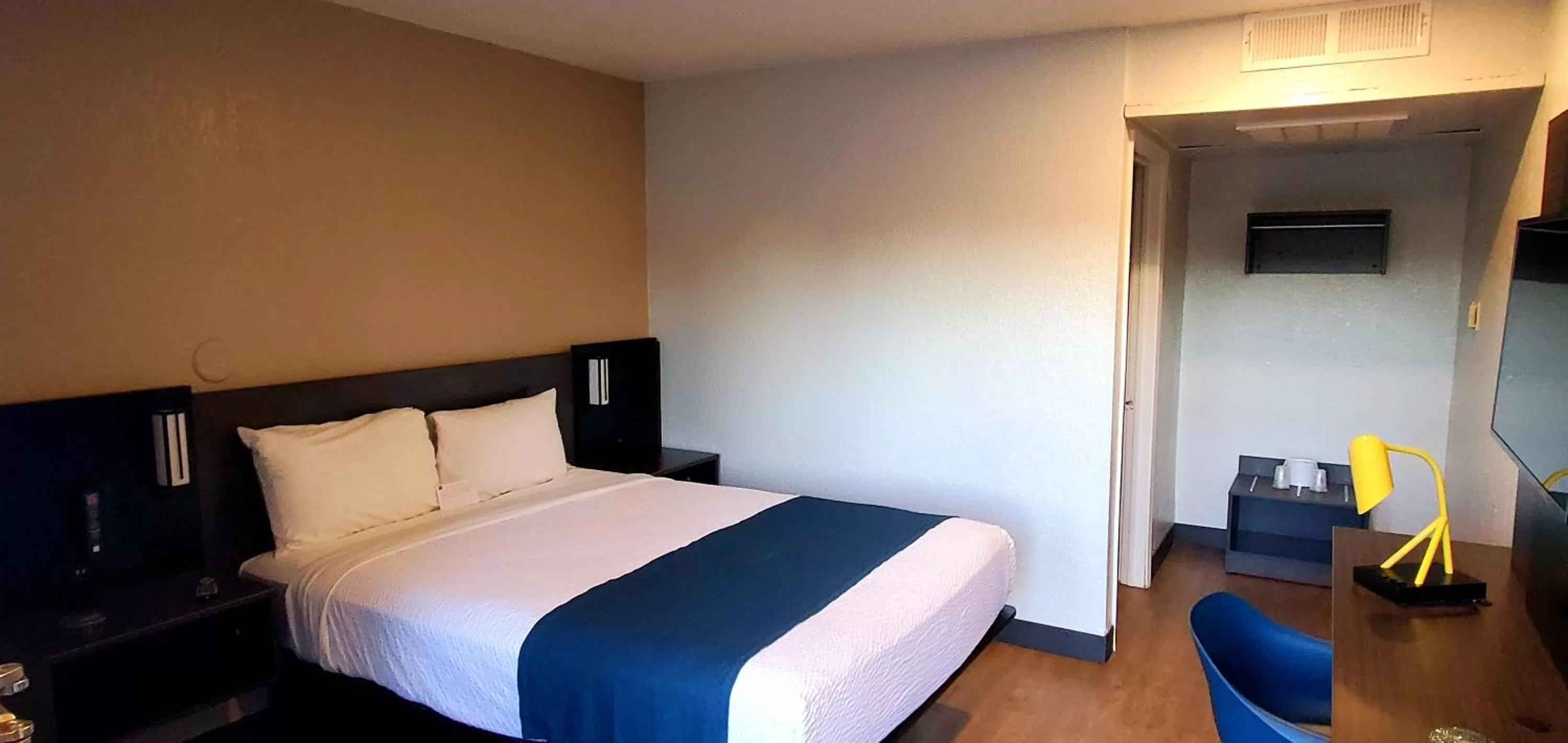 Bedroom, Bed in Motel 6-Palmdale, CA