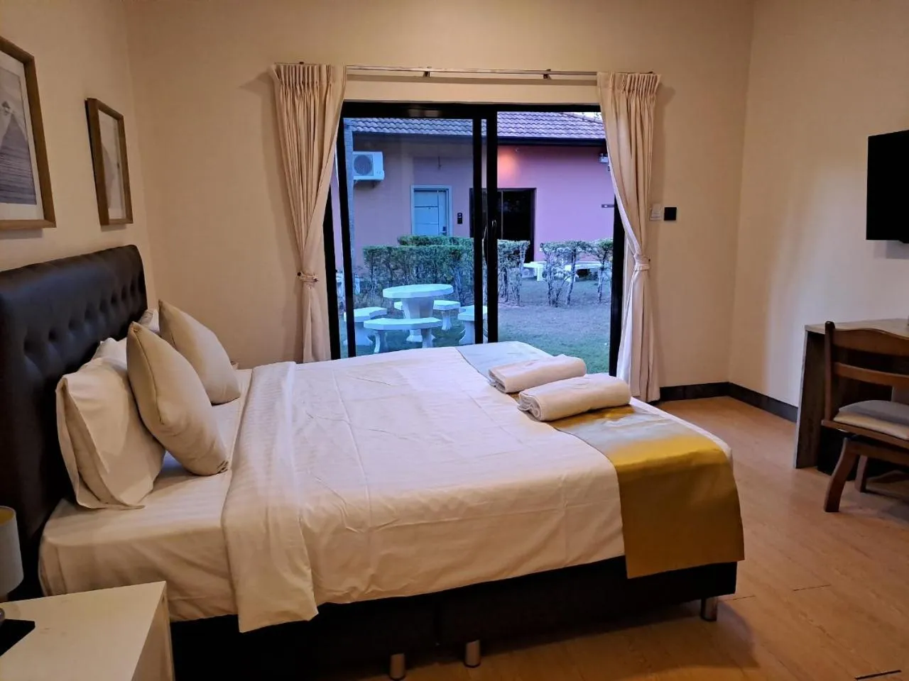 Photo of the whole room, Bed in PM Lake Mabprachan Pattaya