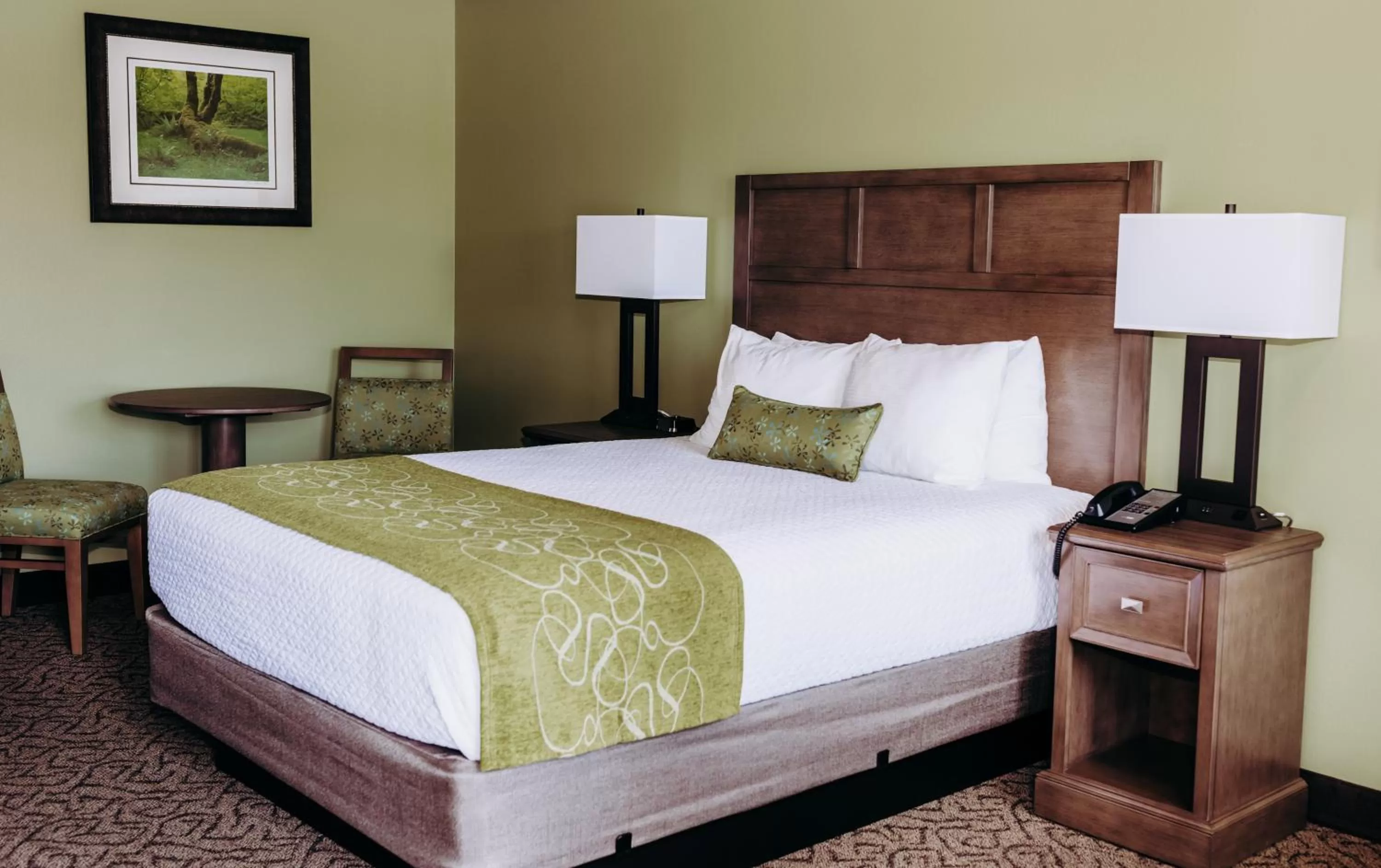 Bed in Pacific Inn Motel