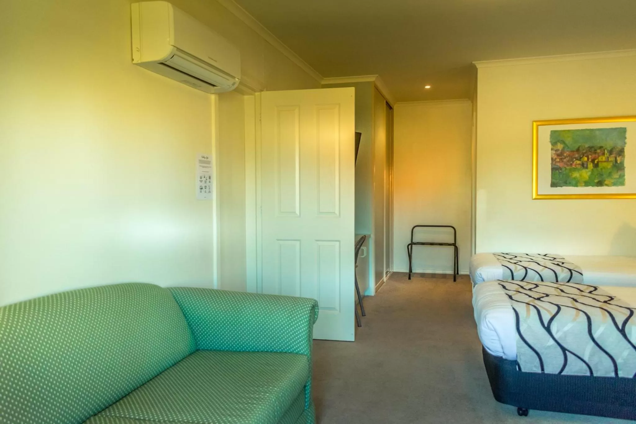 Living room, Bed in Deniliquin Country Club Motor Inn