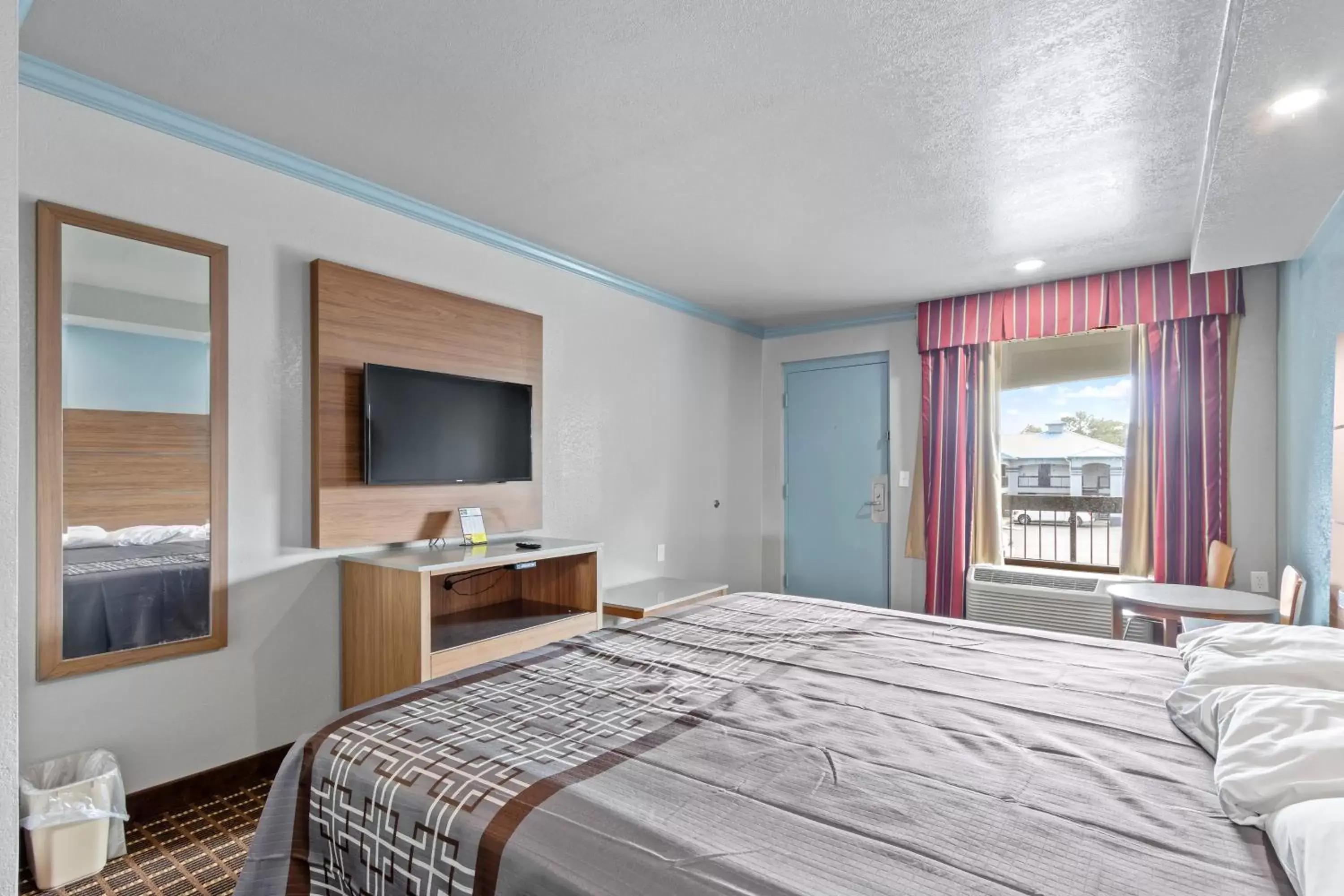 King Room - Non-Smoking in Regency Inn Near Boardwalk & Hurlburt Field King Room - Non-Smoking in Regency Inn Near Boardwalk & Hurlburt Field