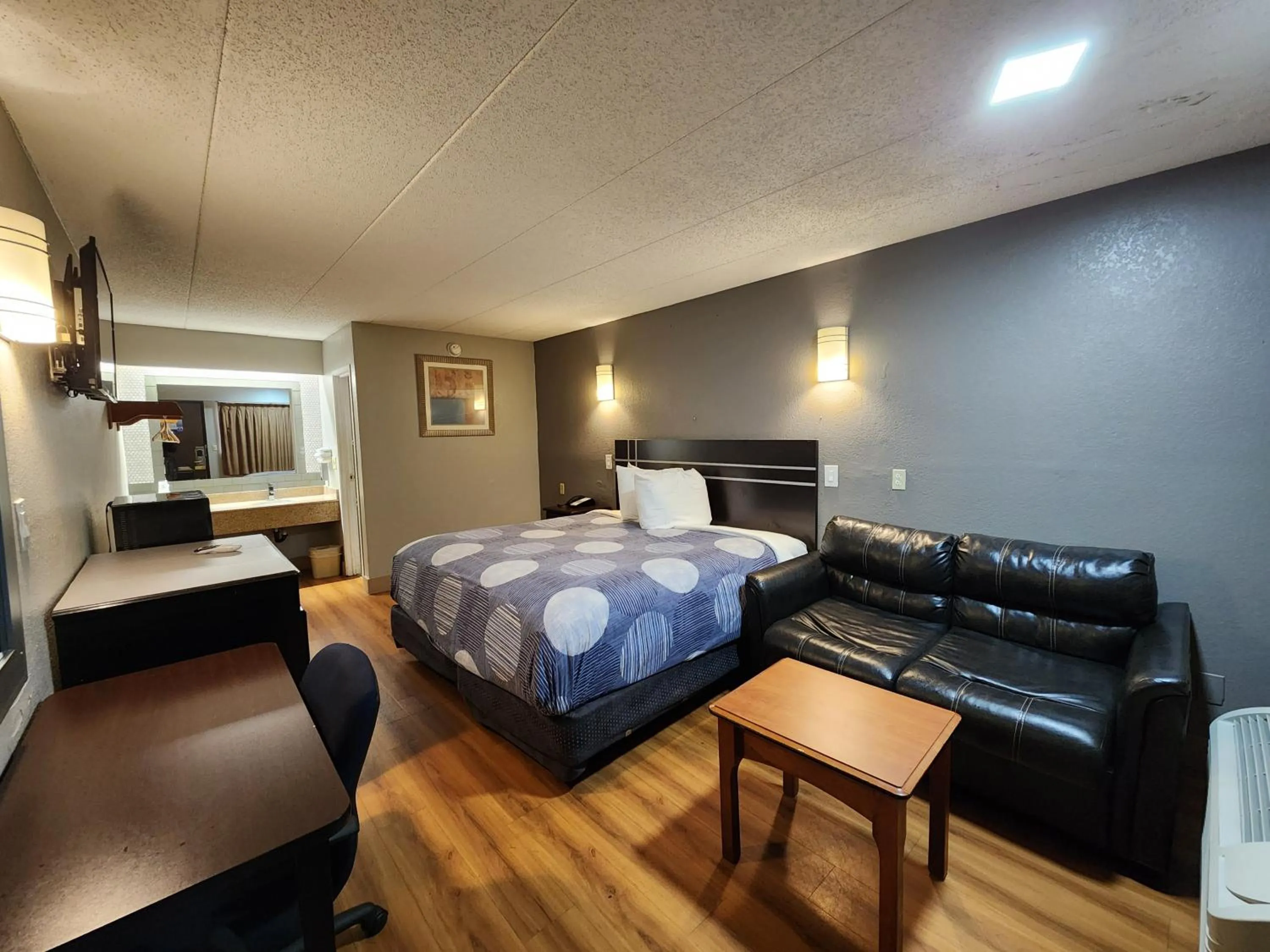 Bed in Americas Best Value Inn and Suites Little Rock