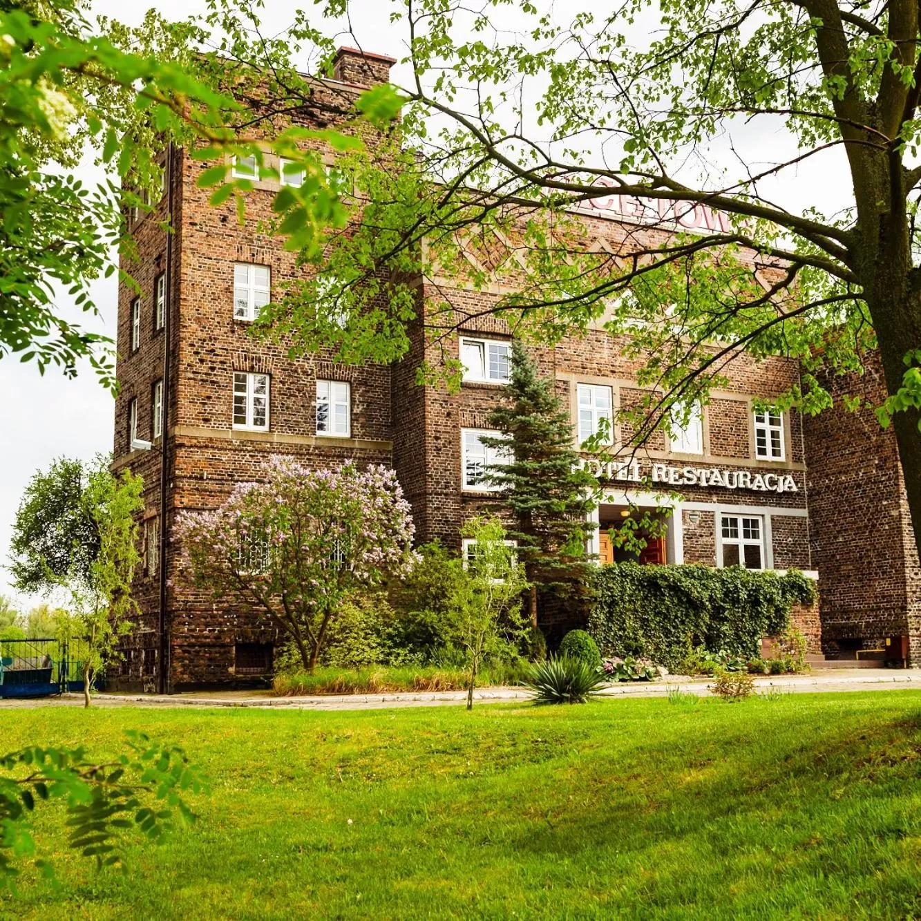 Facade/entrance in JACHTOWA Hotel i Restauracja