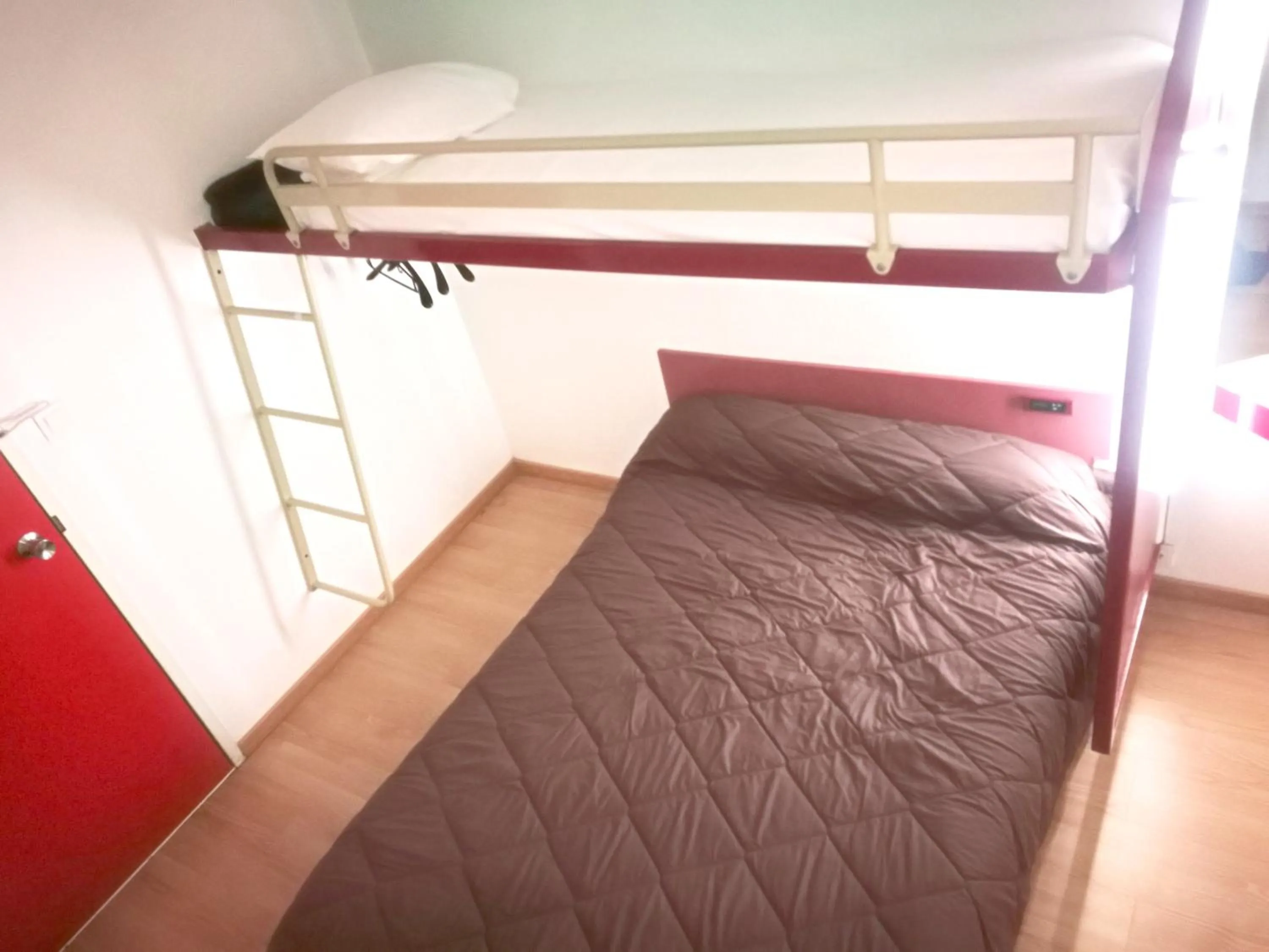 bunk bed in Lemon Hotel Ch Futuroscope